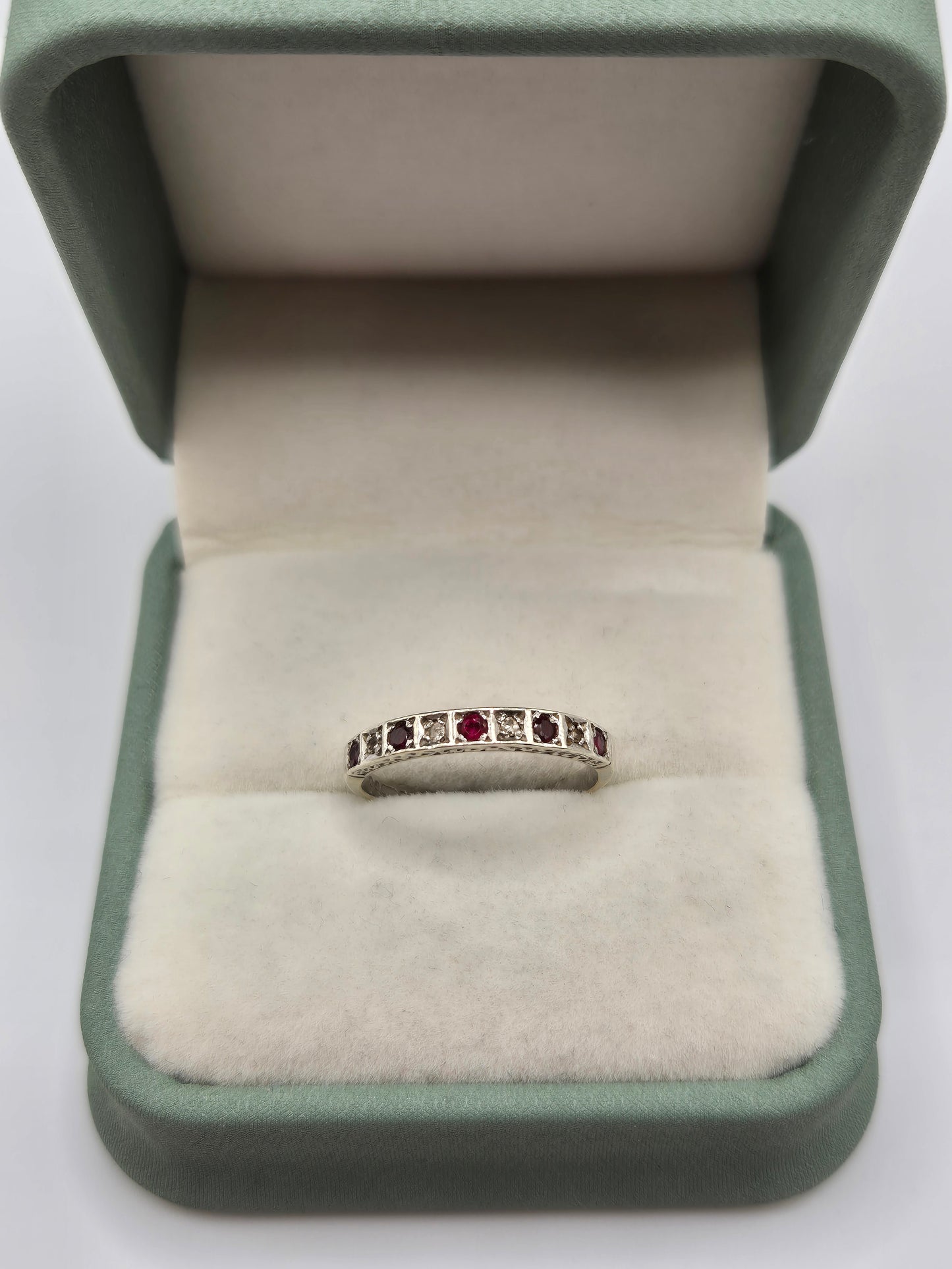 9ct white gold ruby and diamon, london 1972 ring