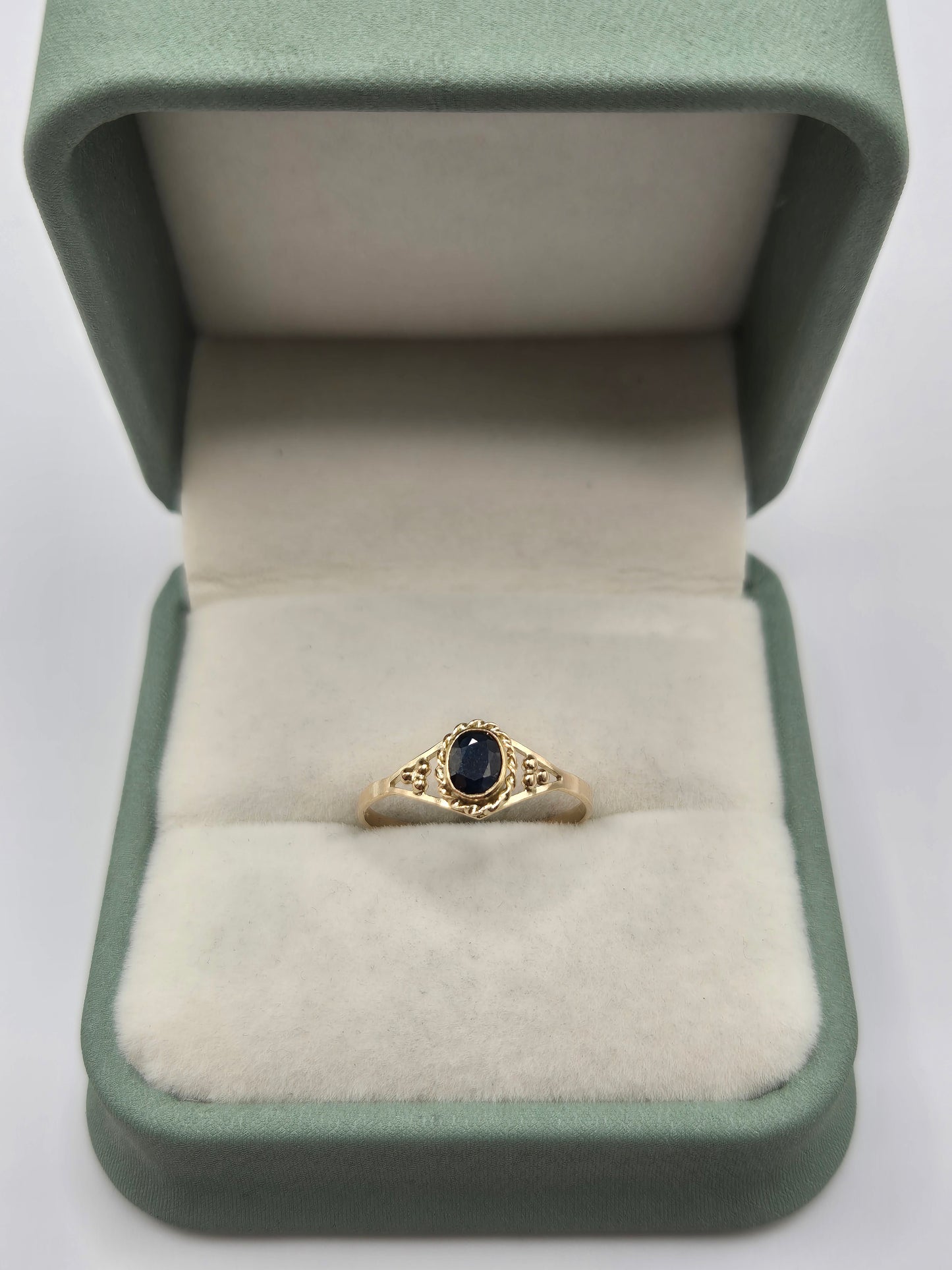 9ct gold sapphire ring