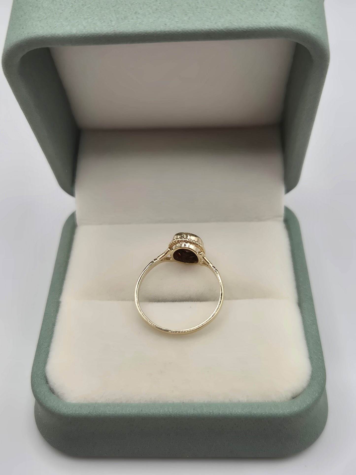9ct gold garnet ring