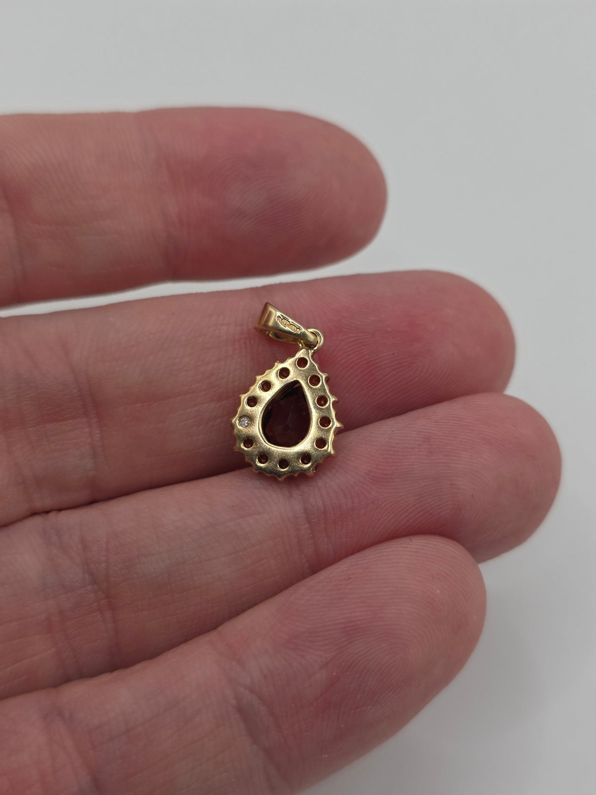 9ct gold garnet pendant