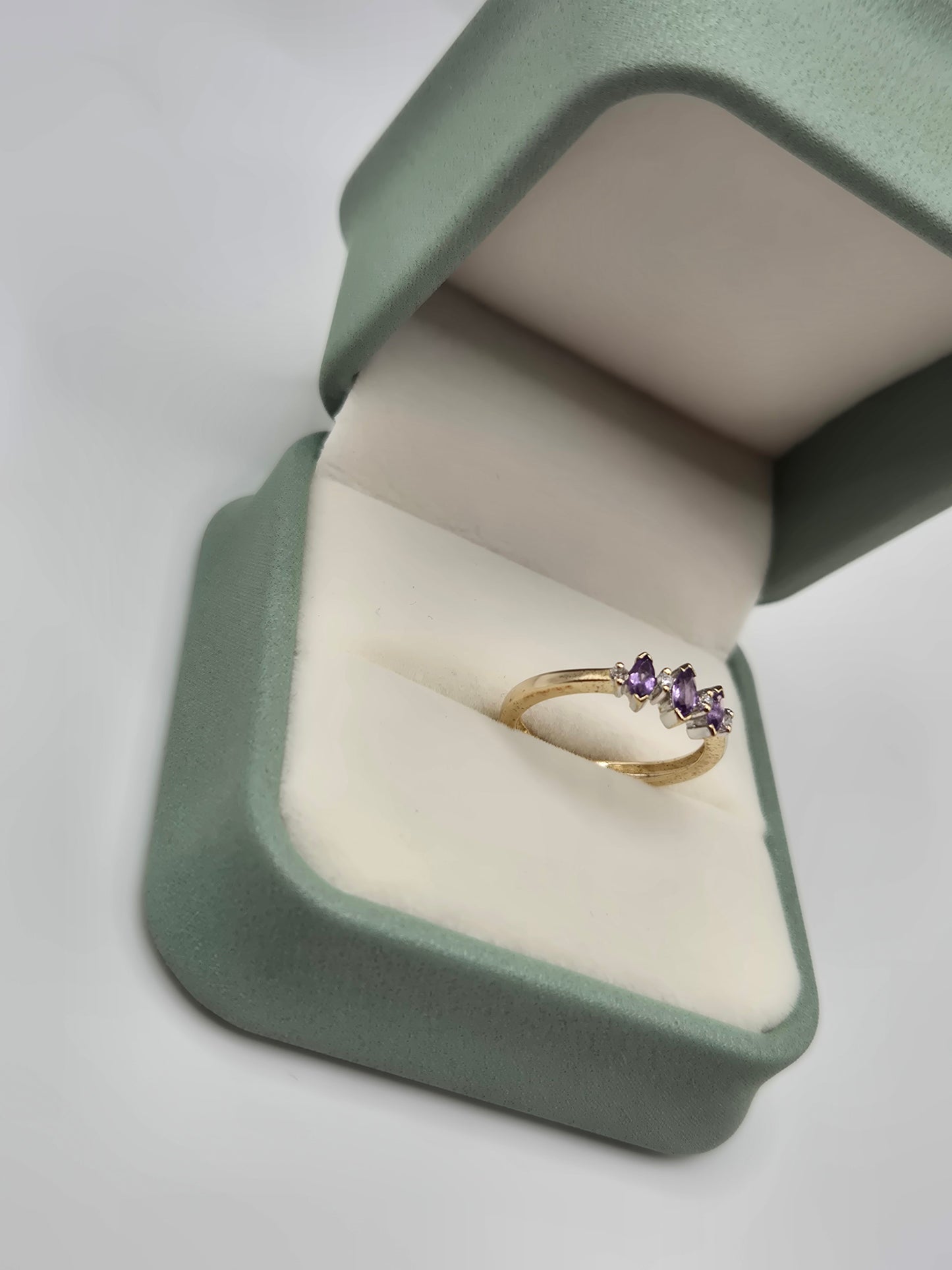 9ct gold tanzanite and diamond ring