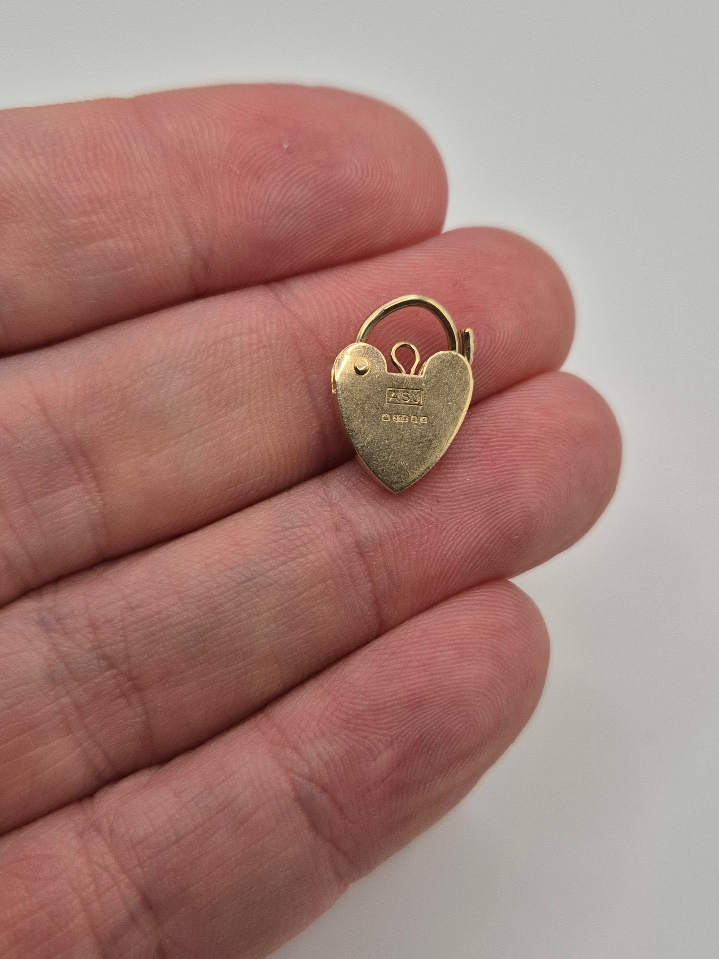 9ct gold padlock (20)