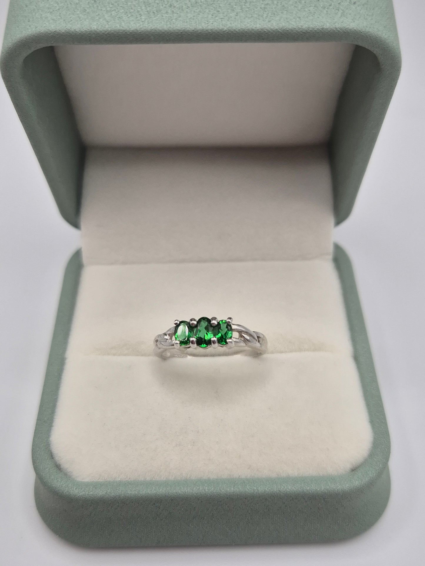 9ct white gold diopside ring