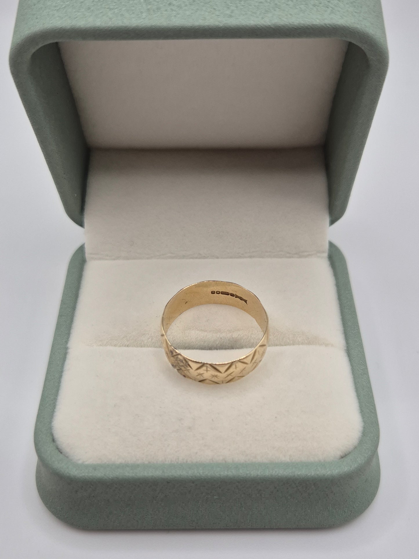 9ct gold patterned band ring