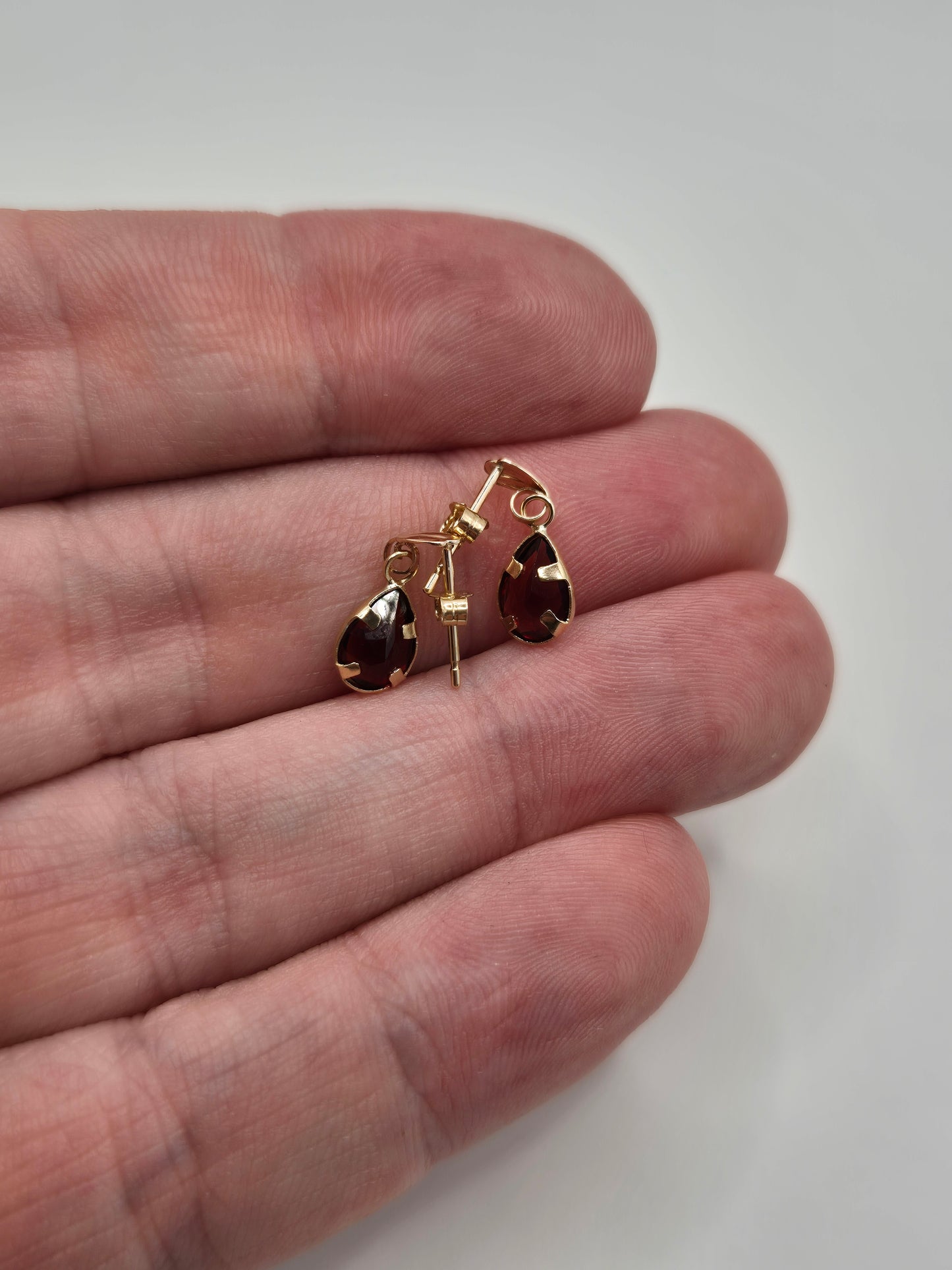 9ct gold garnet earrings