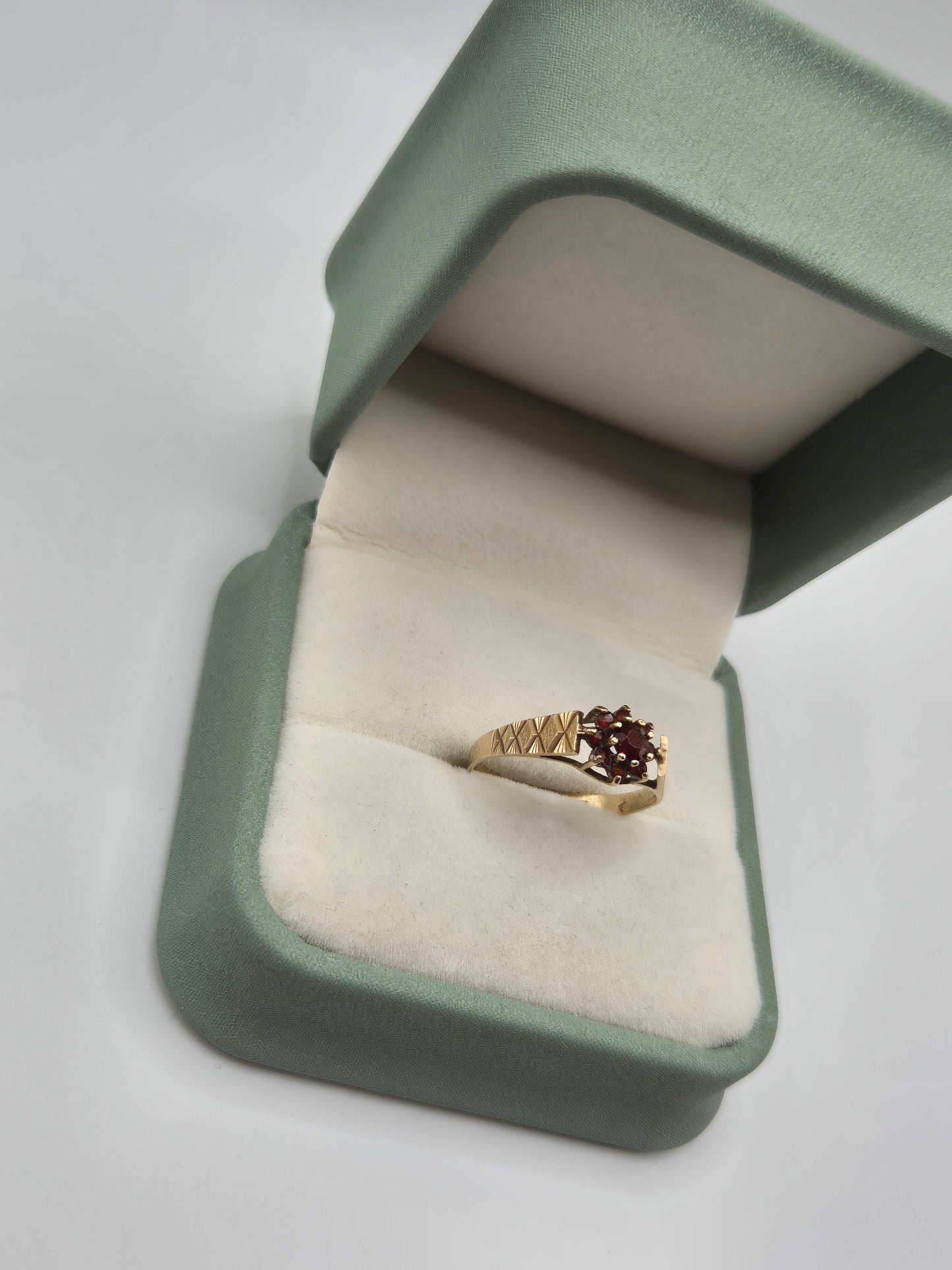 9ct gold garnet ring