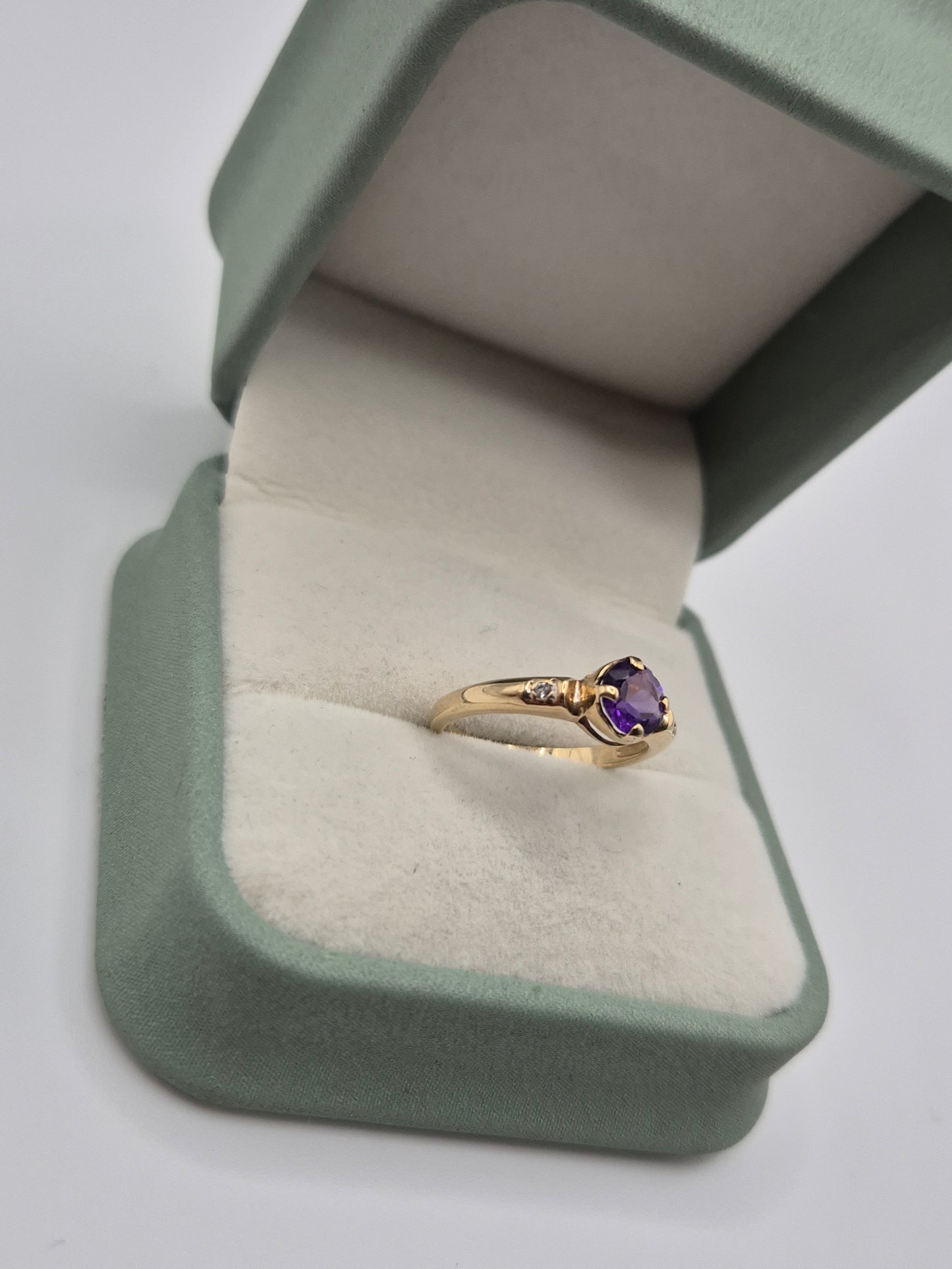 9ct gold amethyst and diamond ring