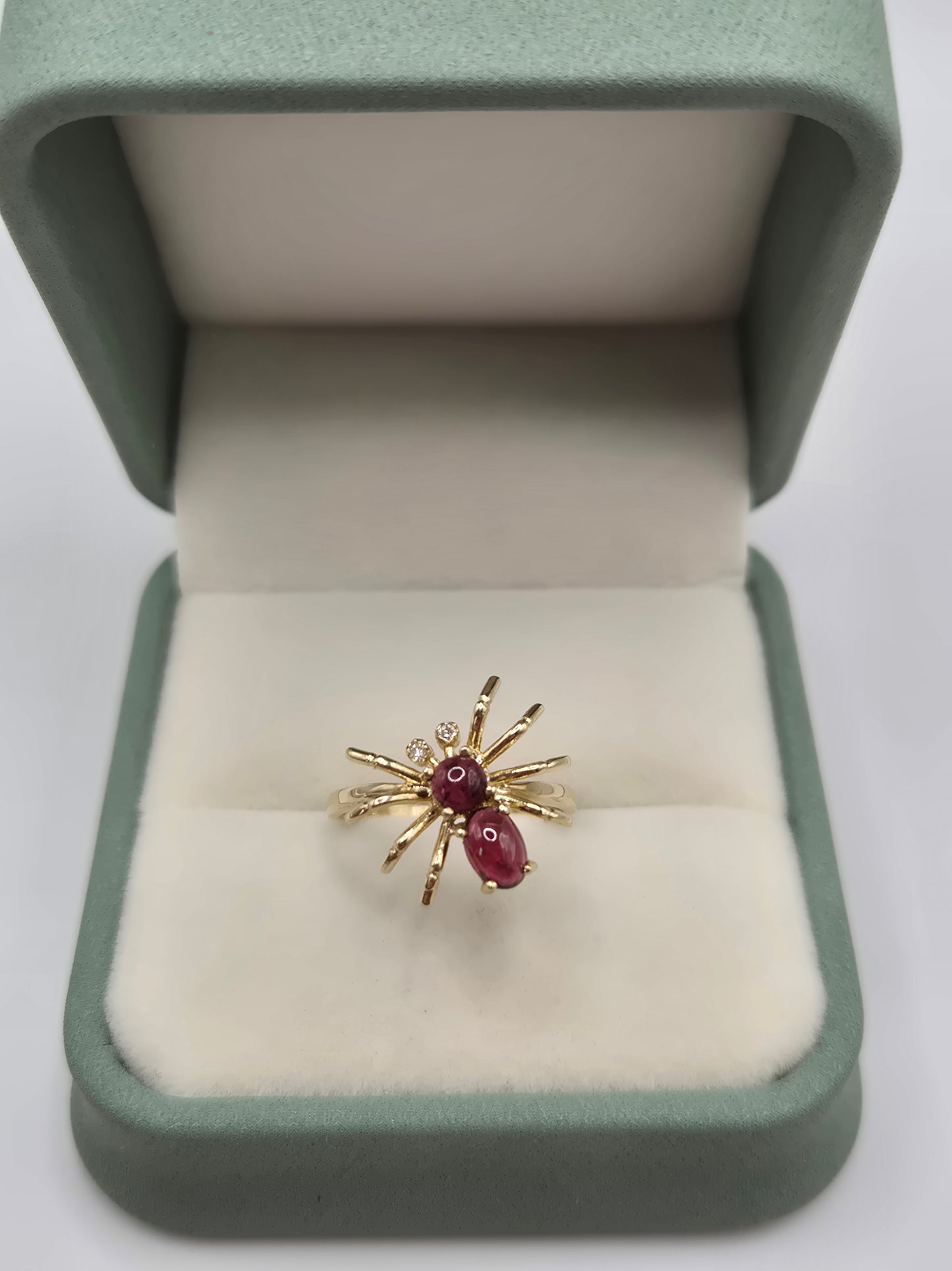 9ct gold cabachon garnet and diamond spider ring