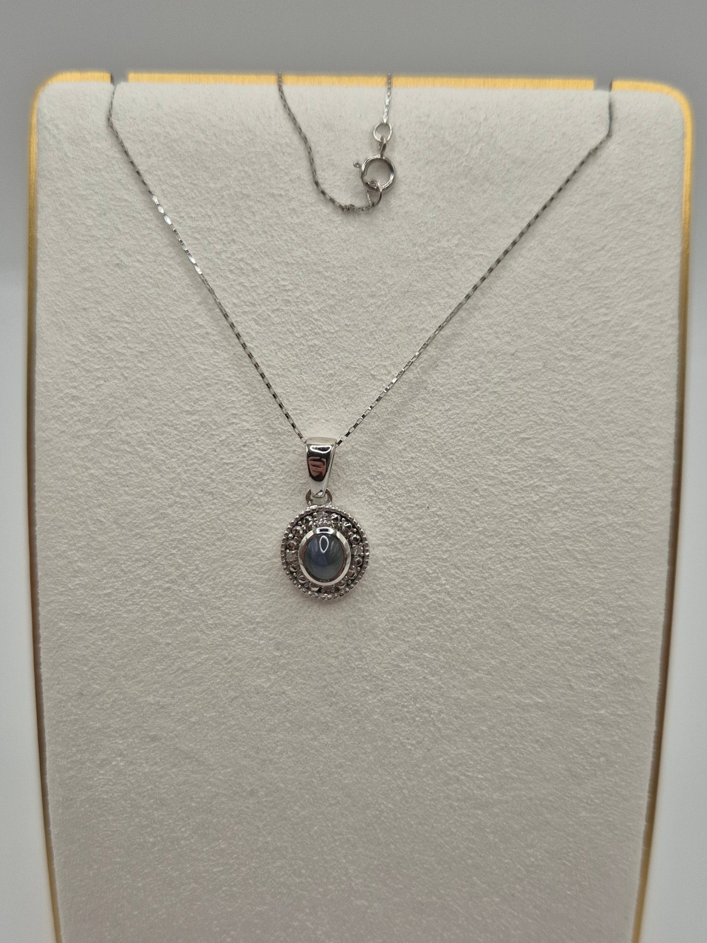 9ct white gold Cats eye chrysoberyl necklace
