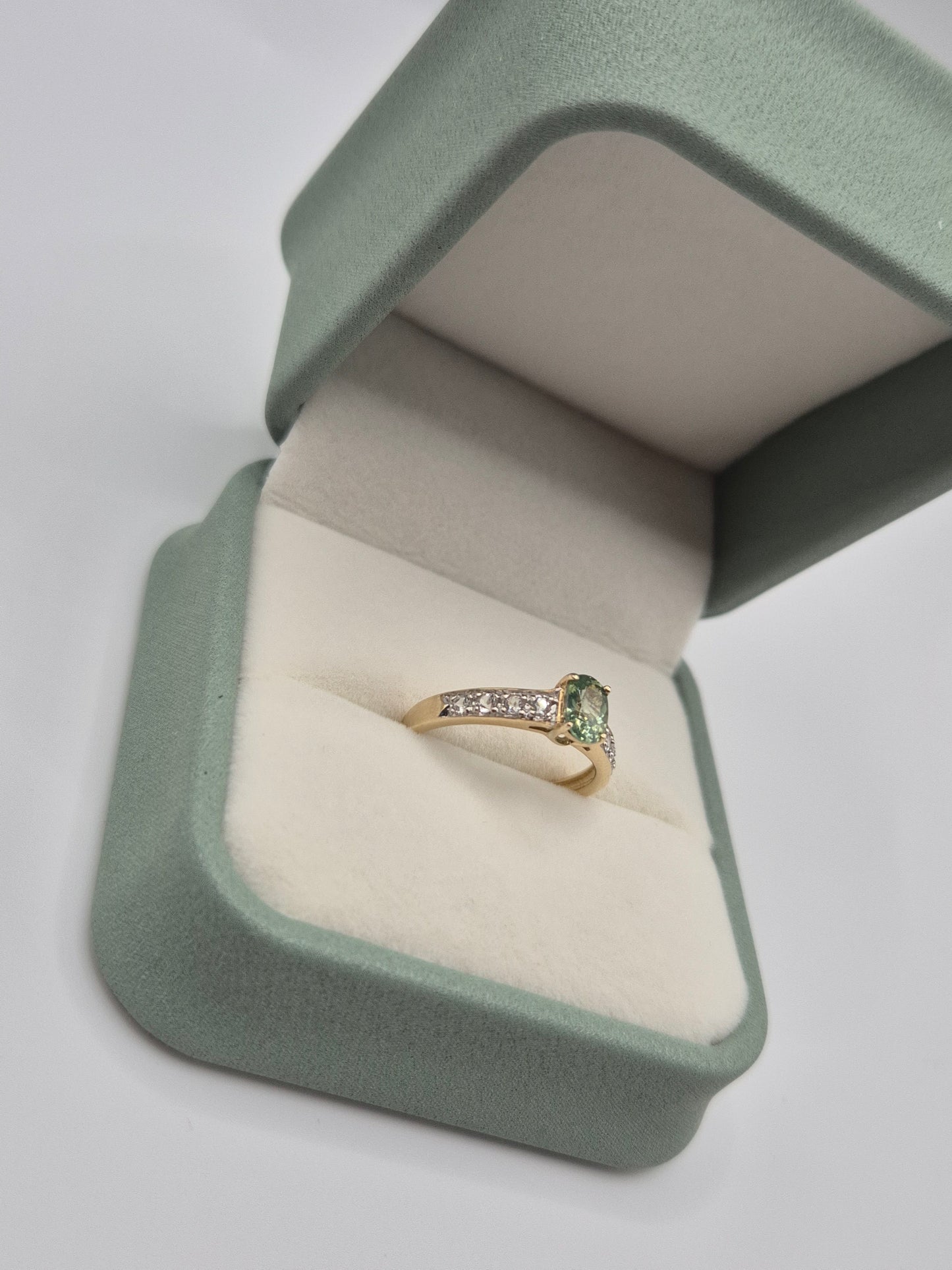9ct gold peridot and zircon ring