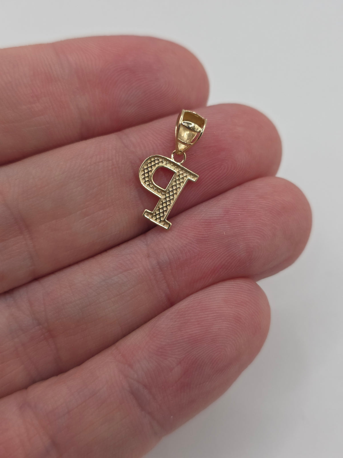 9ct gold initial P pendant