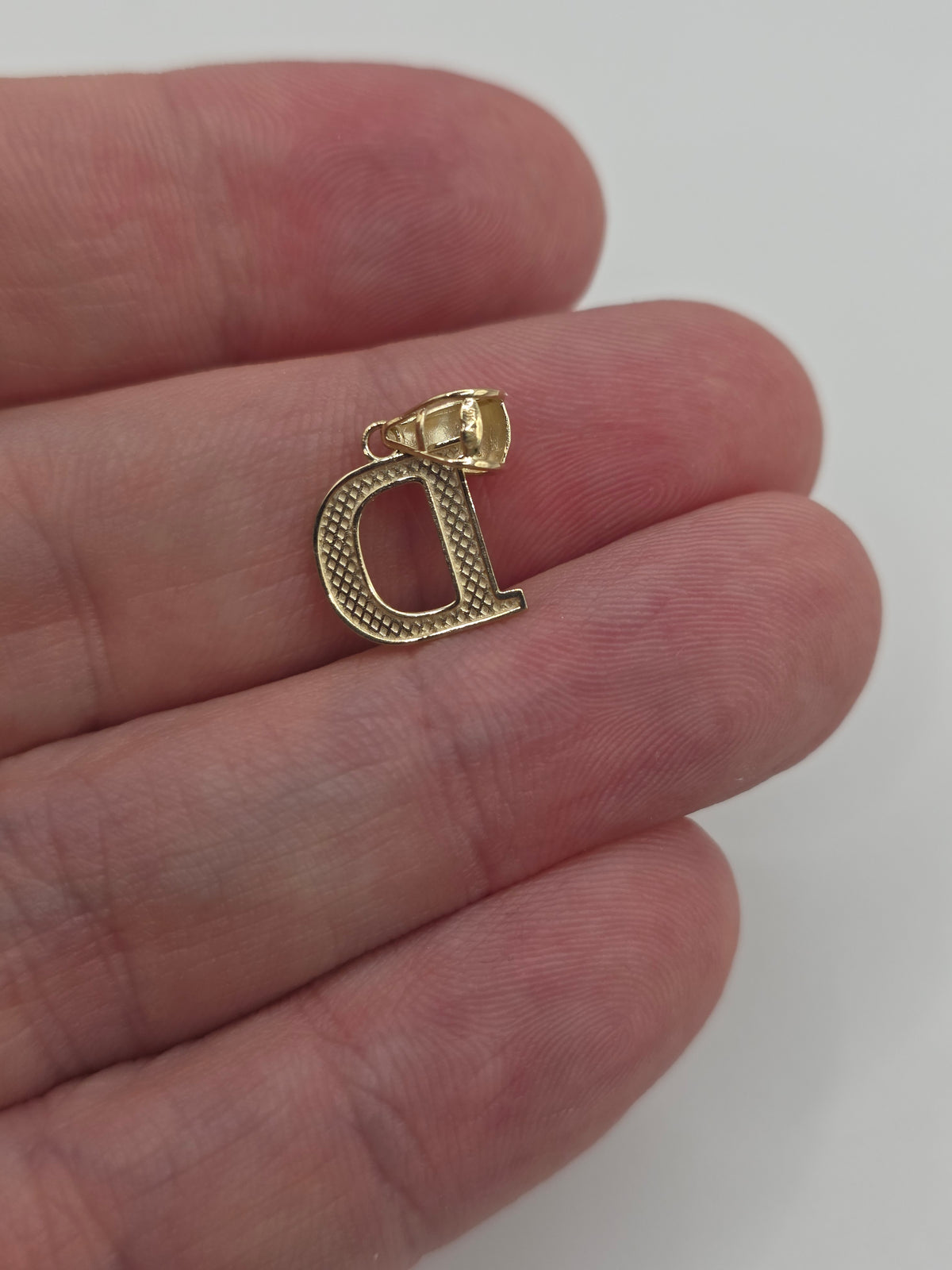9ct gold initial D pendant