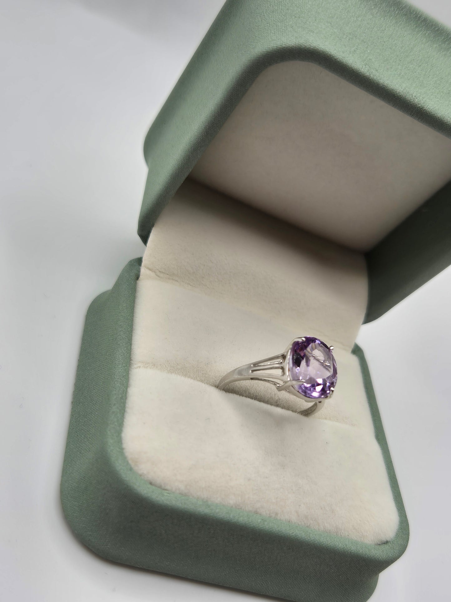 9ct white gold amethyst ring