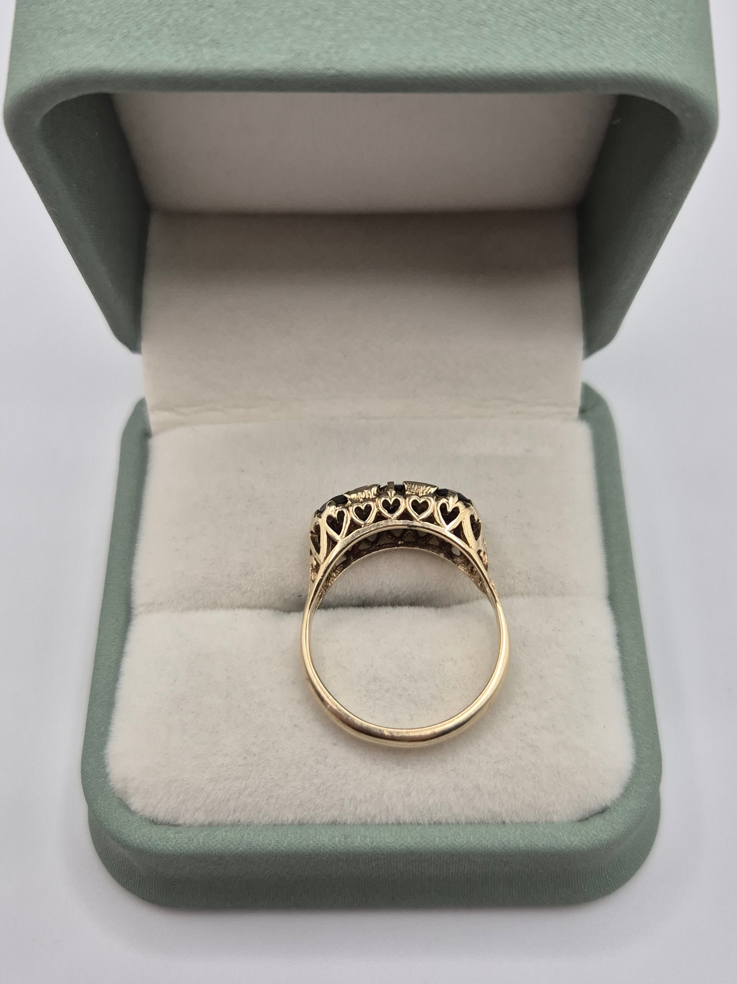 Heavy 9ct gold garnet ring