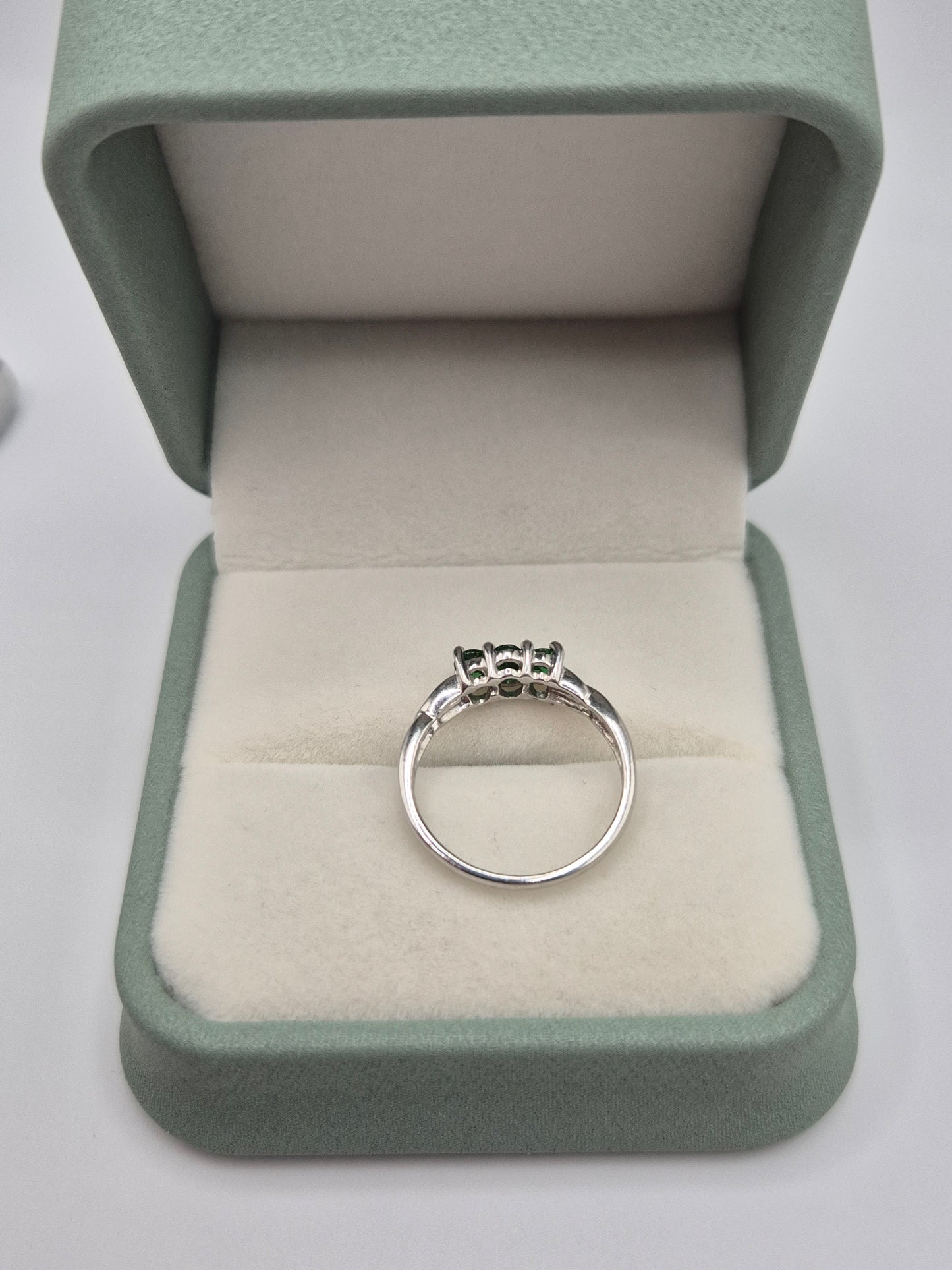 9ct white gold diopside ring