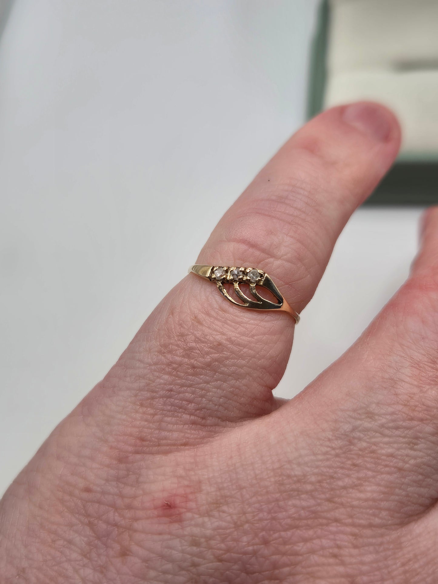 9ct gold diamond ring