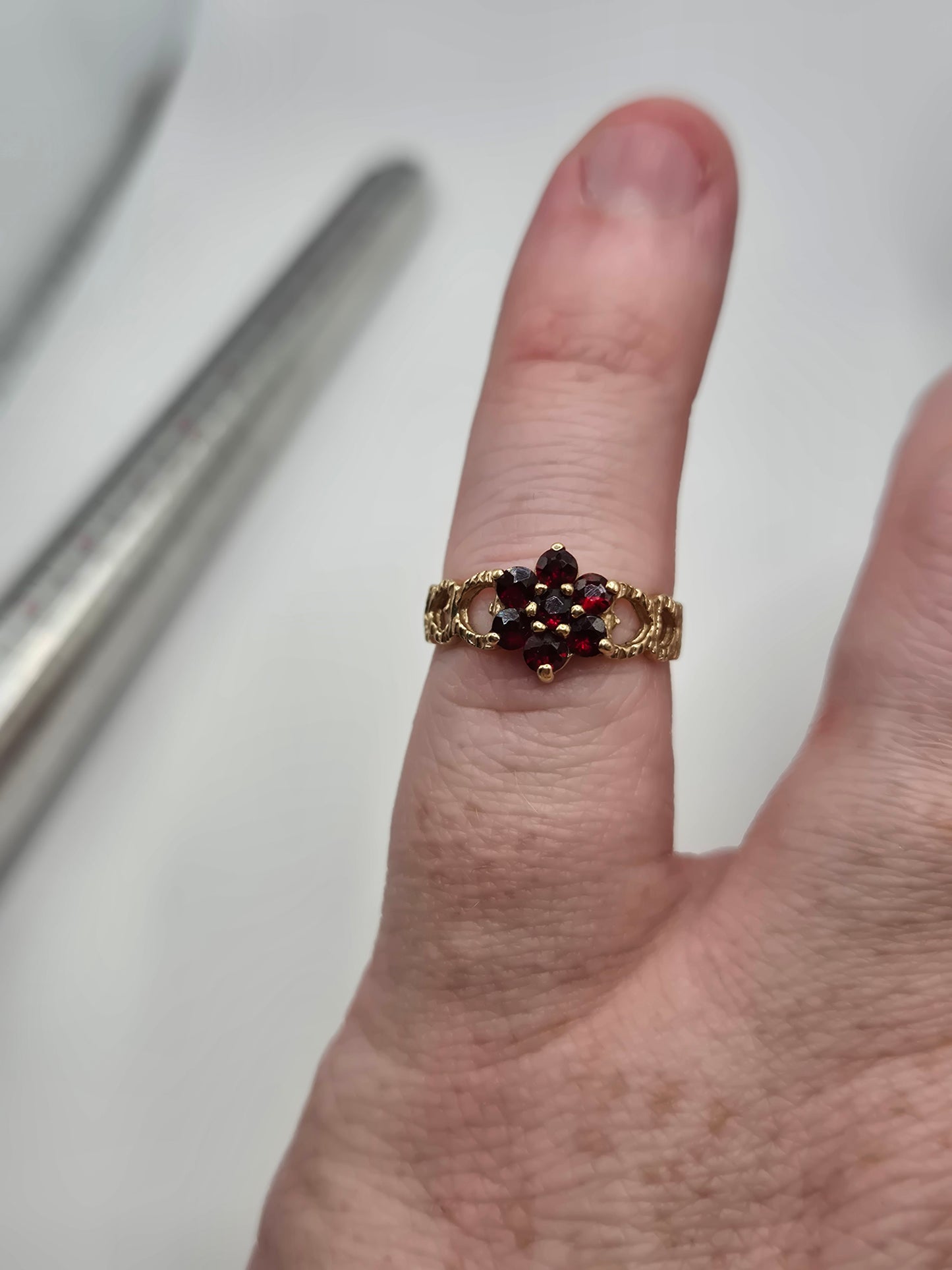 9ct gold garnet ring