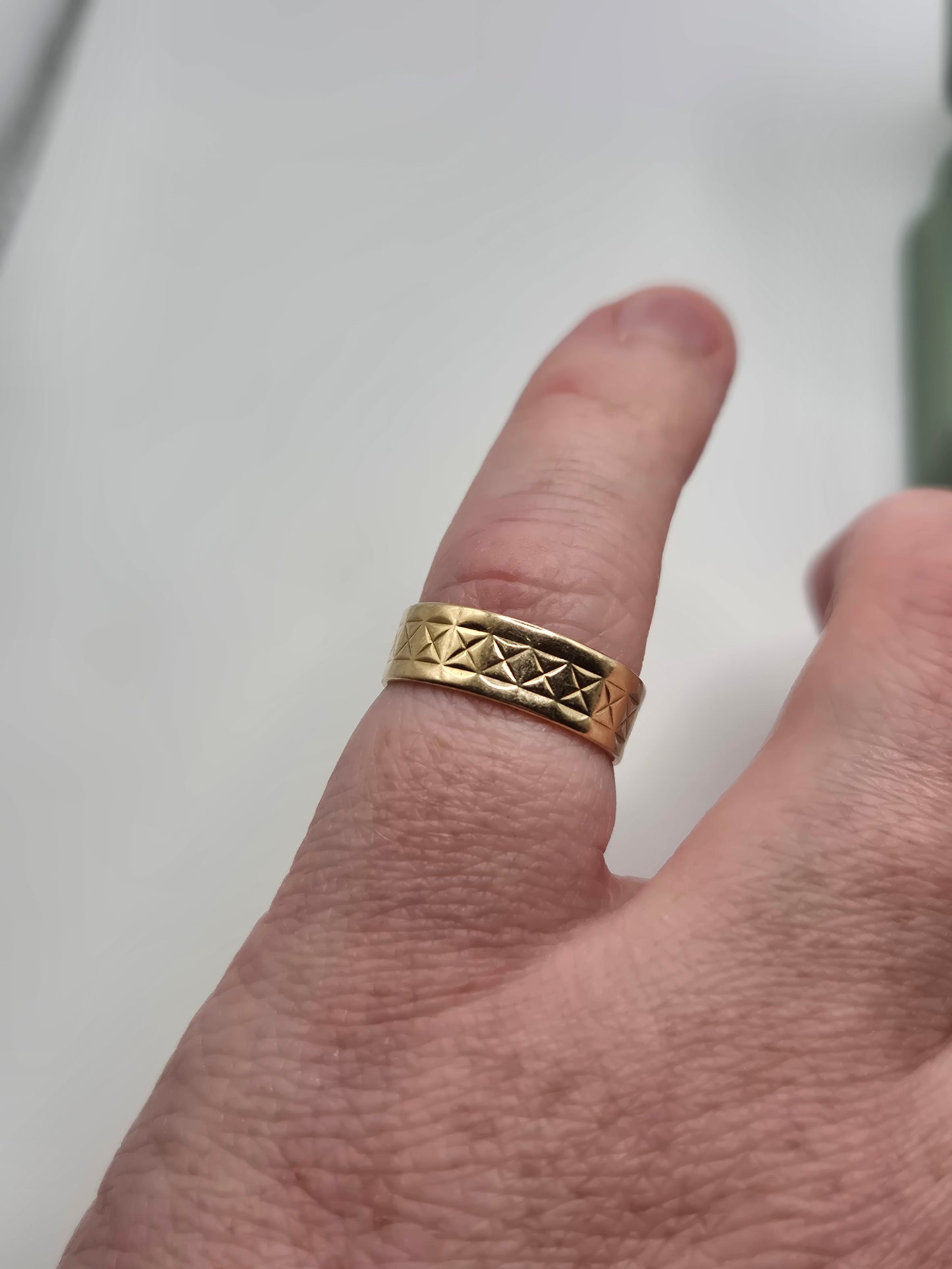 9ct gold patterned band ring