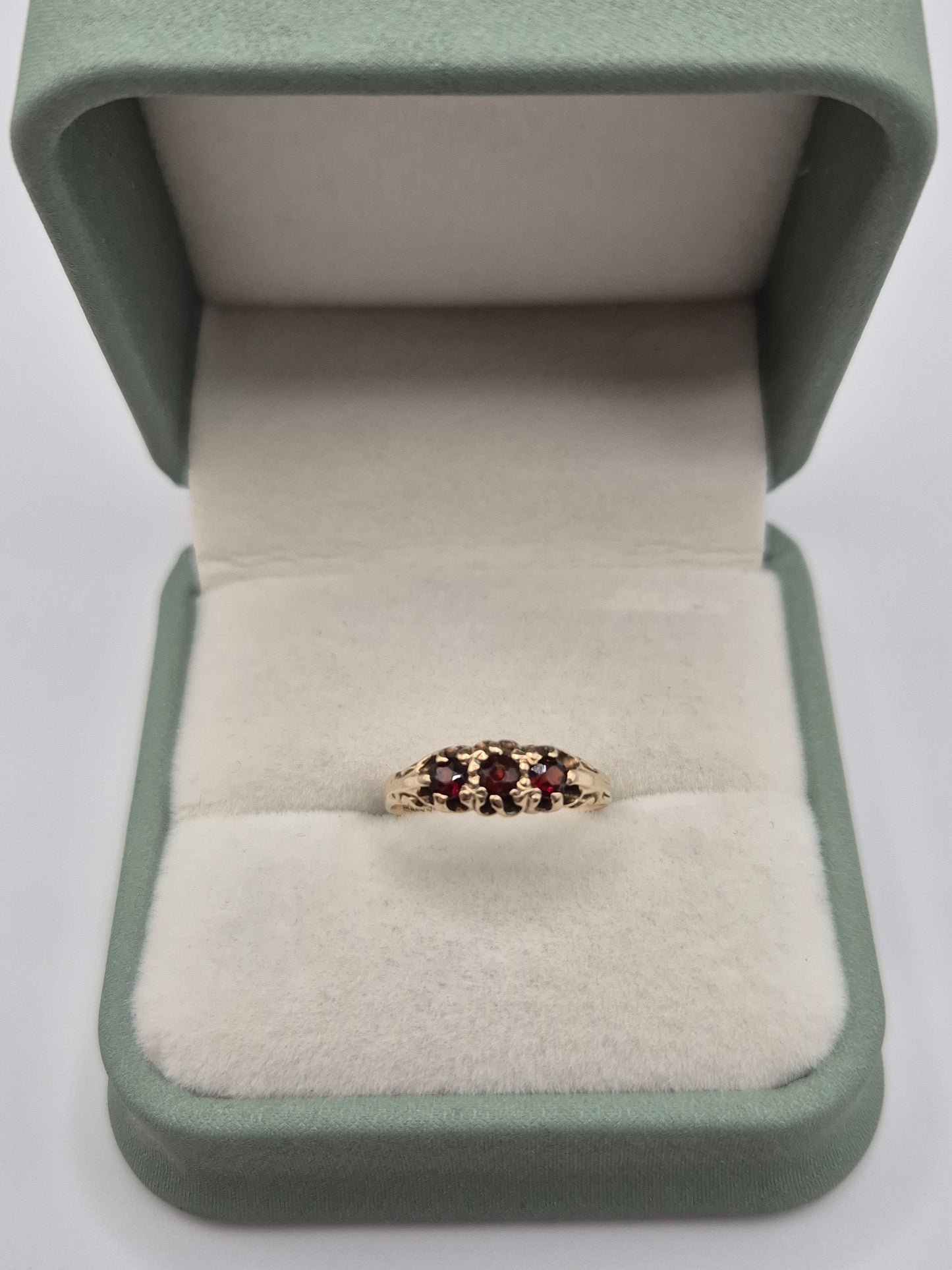 9ct gold garnet ring