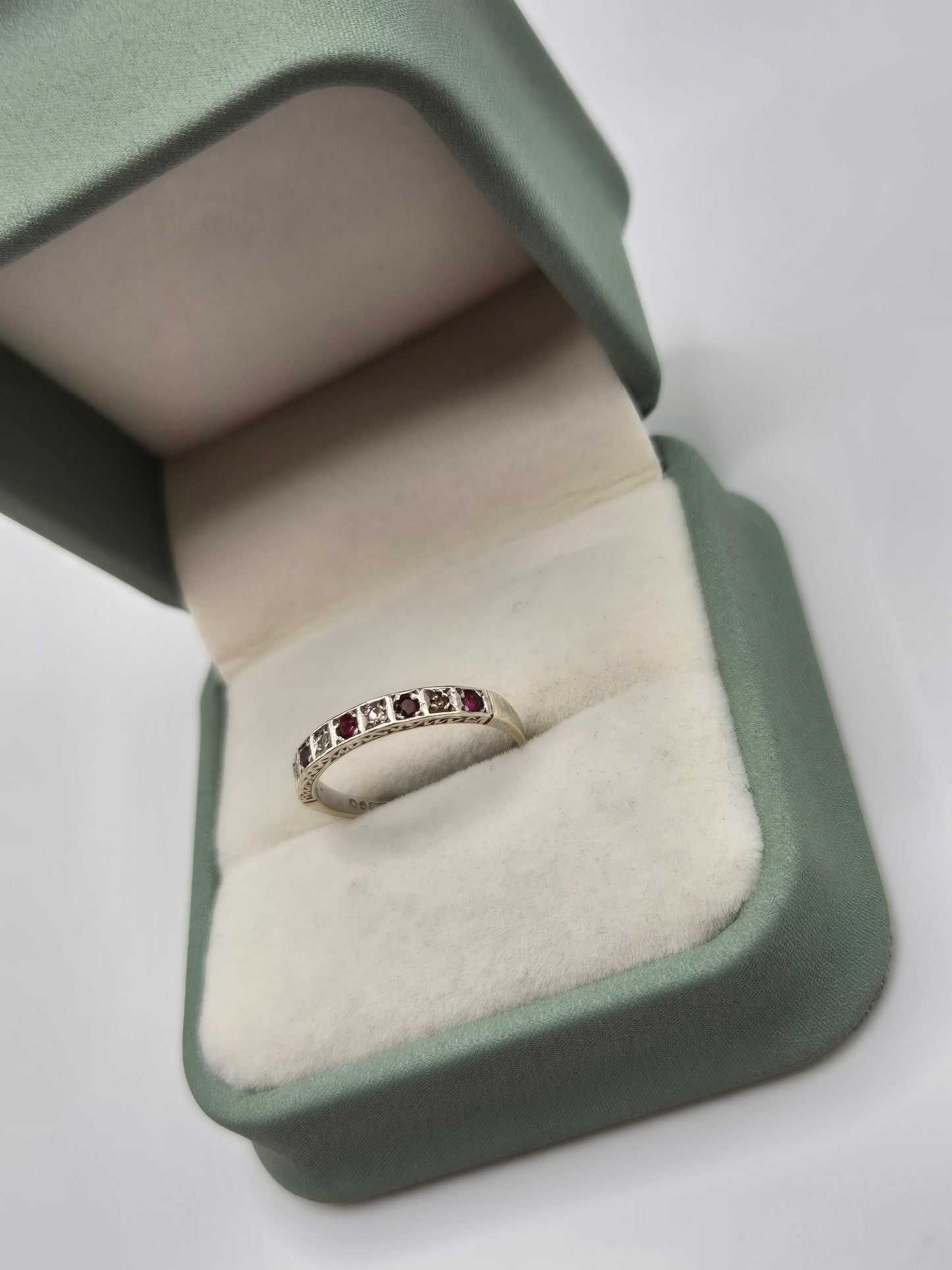 9ct white gold ruby and diamon, london 1972 ring