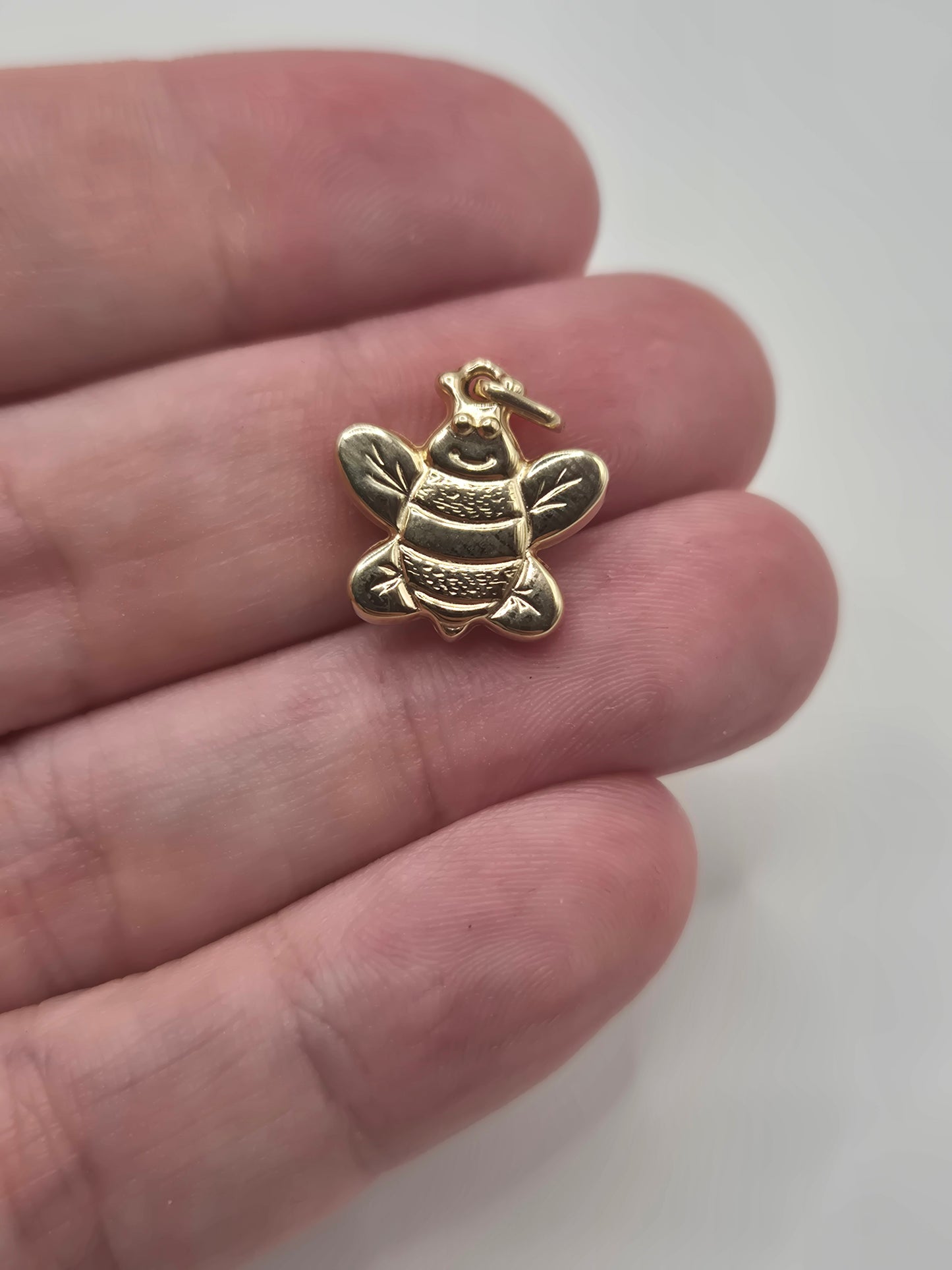 9ct gold bee charm