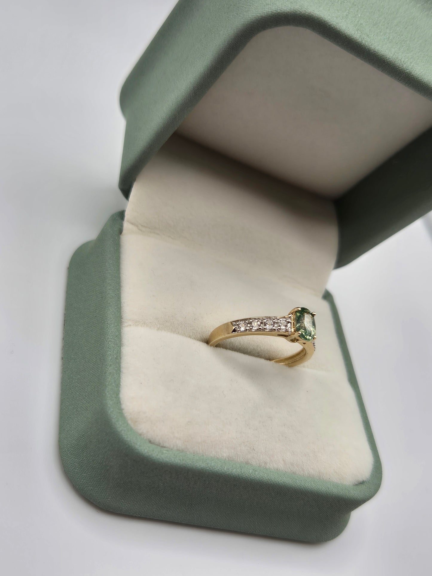 9ct gold peridot and cz ring