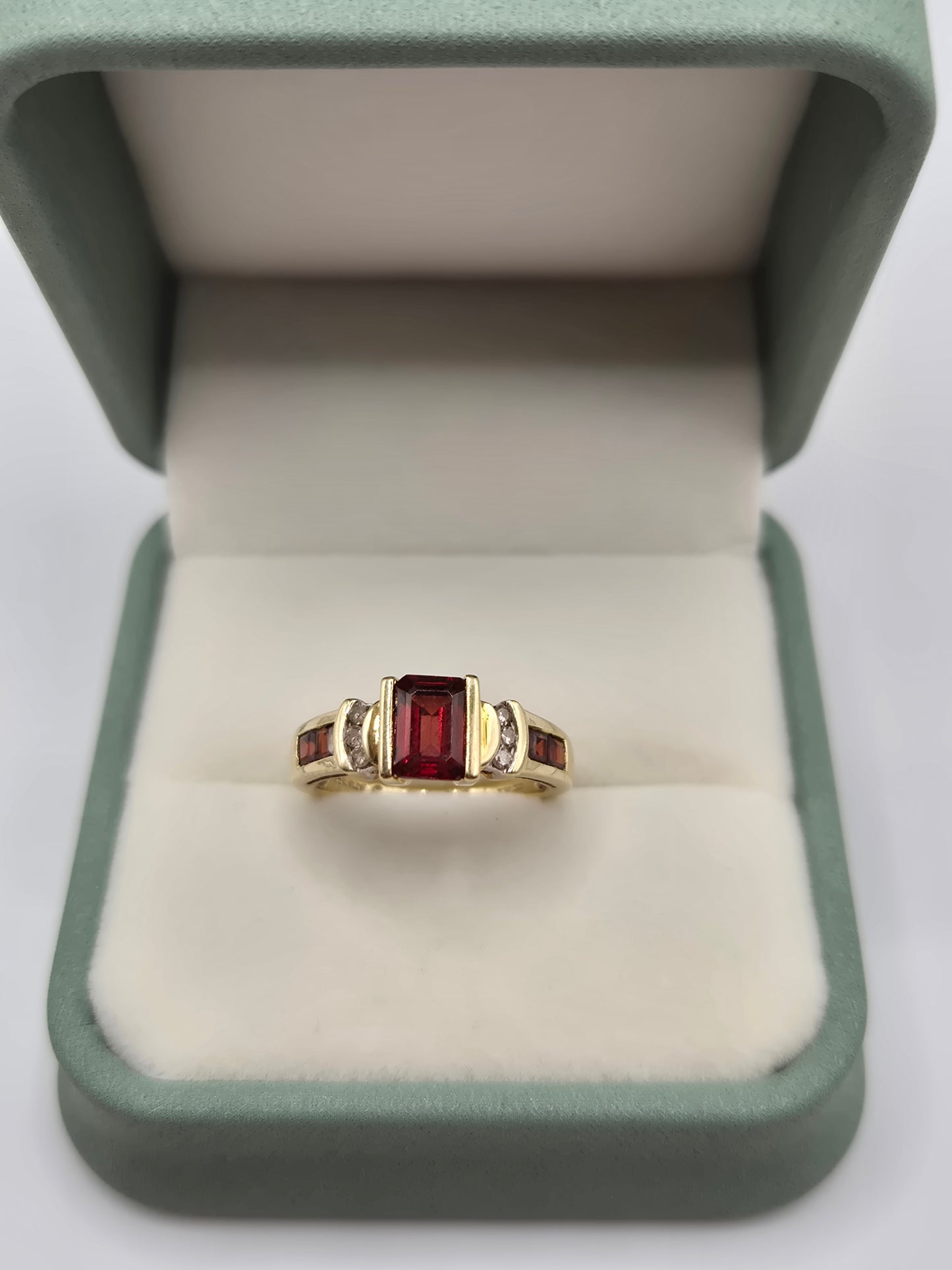 9ct gold garnet and diamond ring