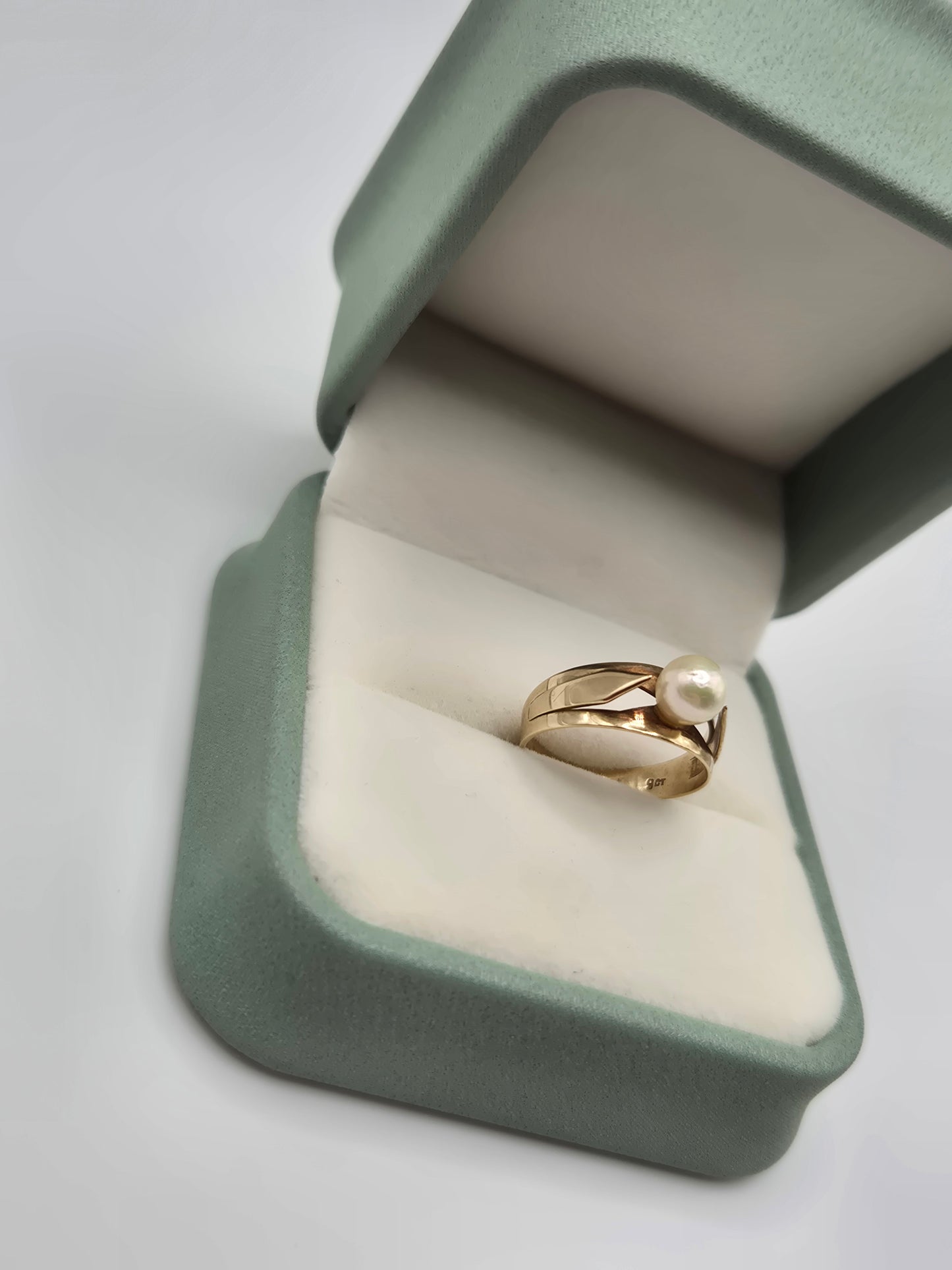 9ct gold pearl ring