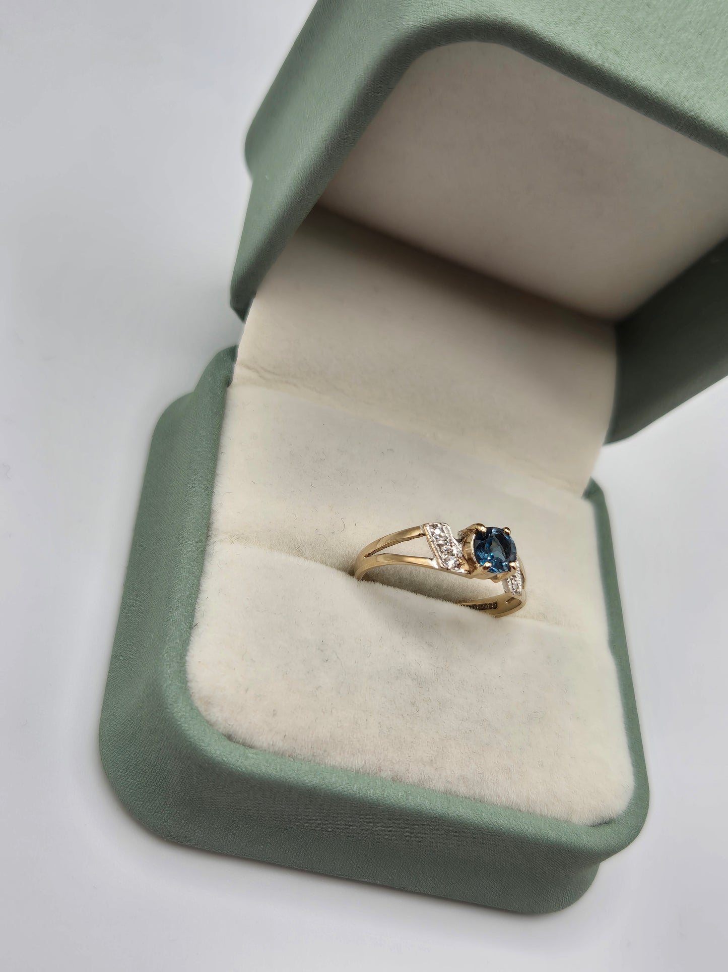 9ct gold topqz and cz ring