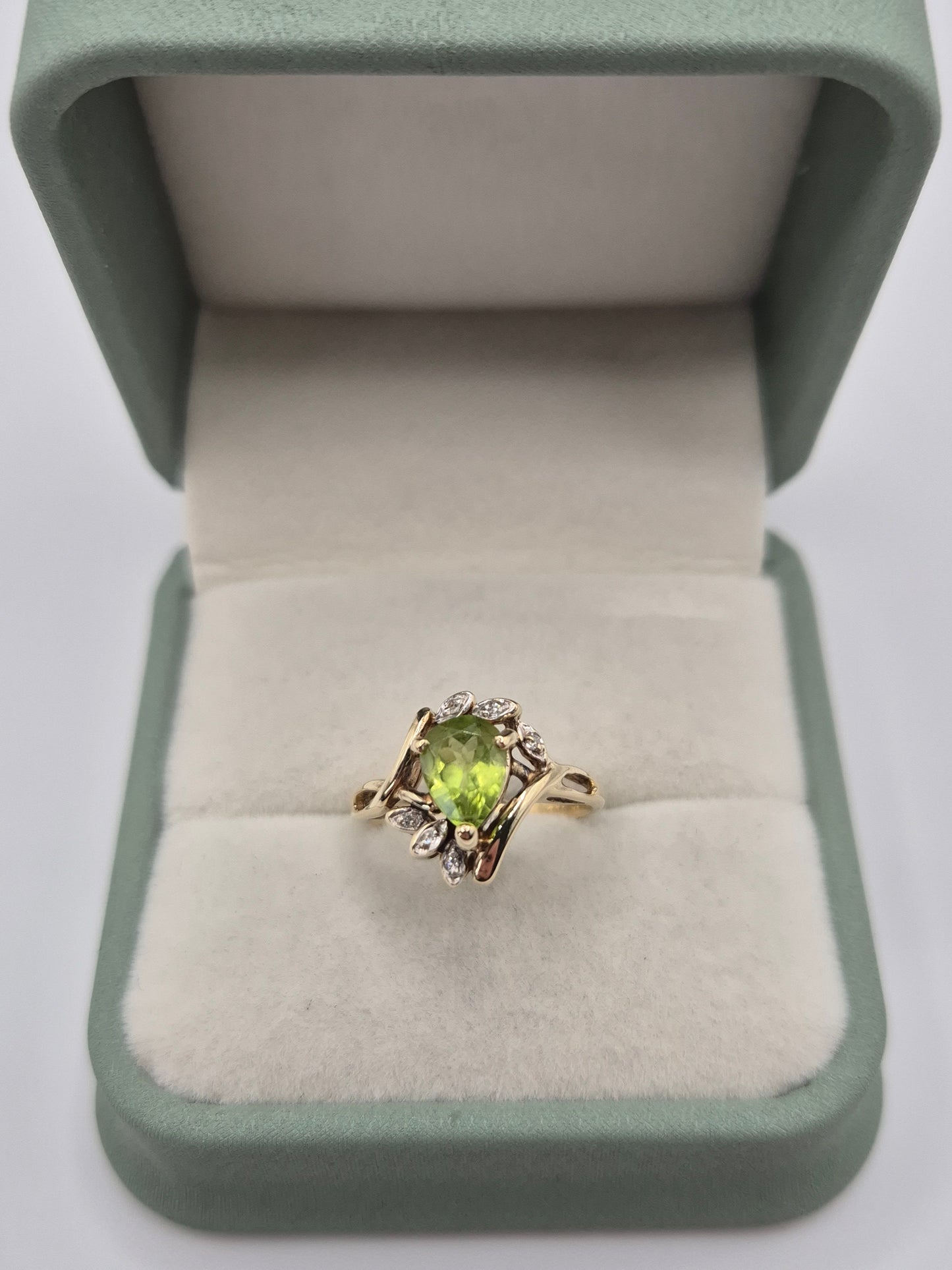 9ct gold peridot and diamond ring