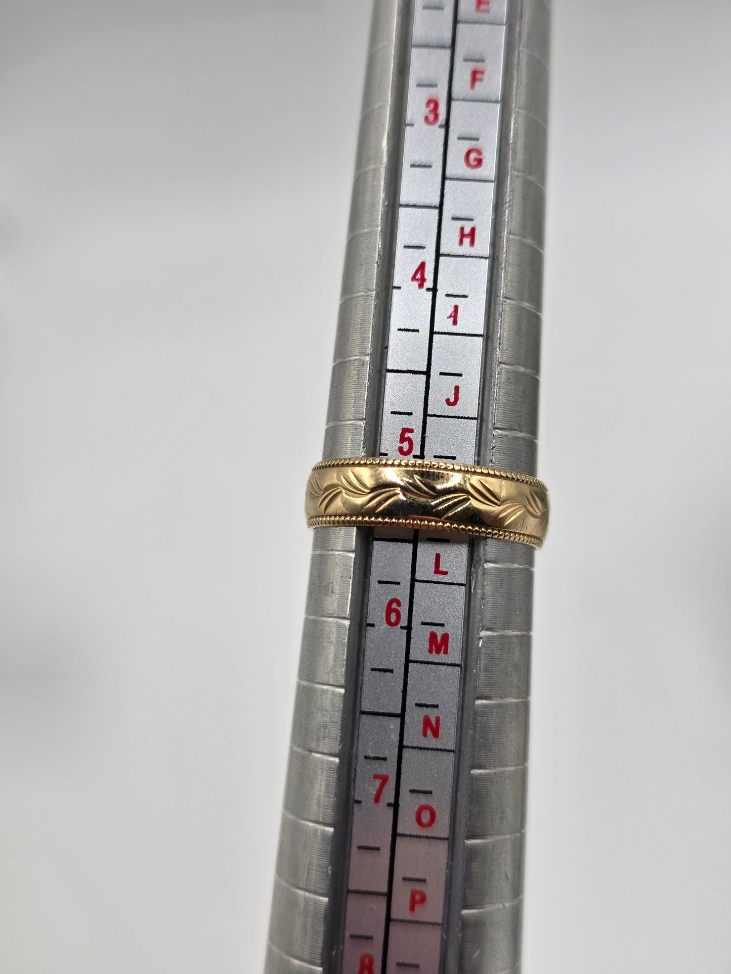 9ct gold patterned band ring