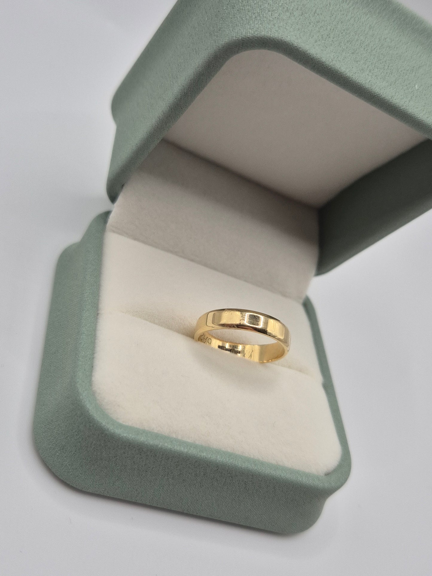 18ct gold band ring