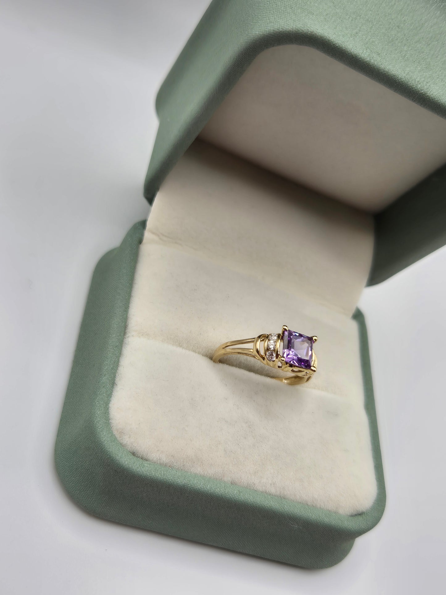 9ct gold iolite and cz ring