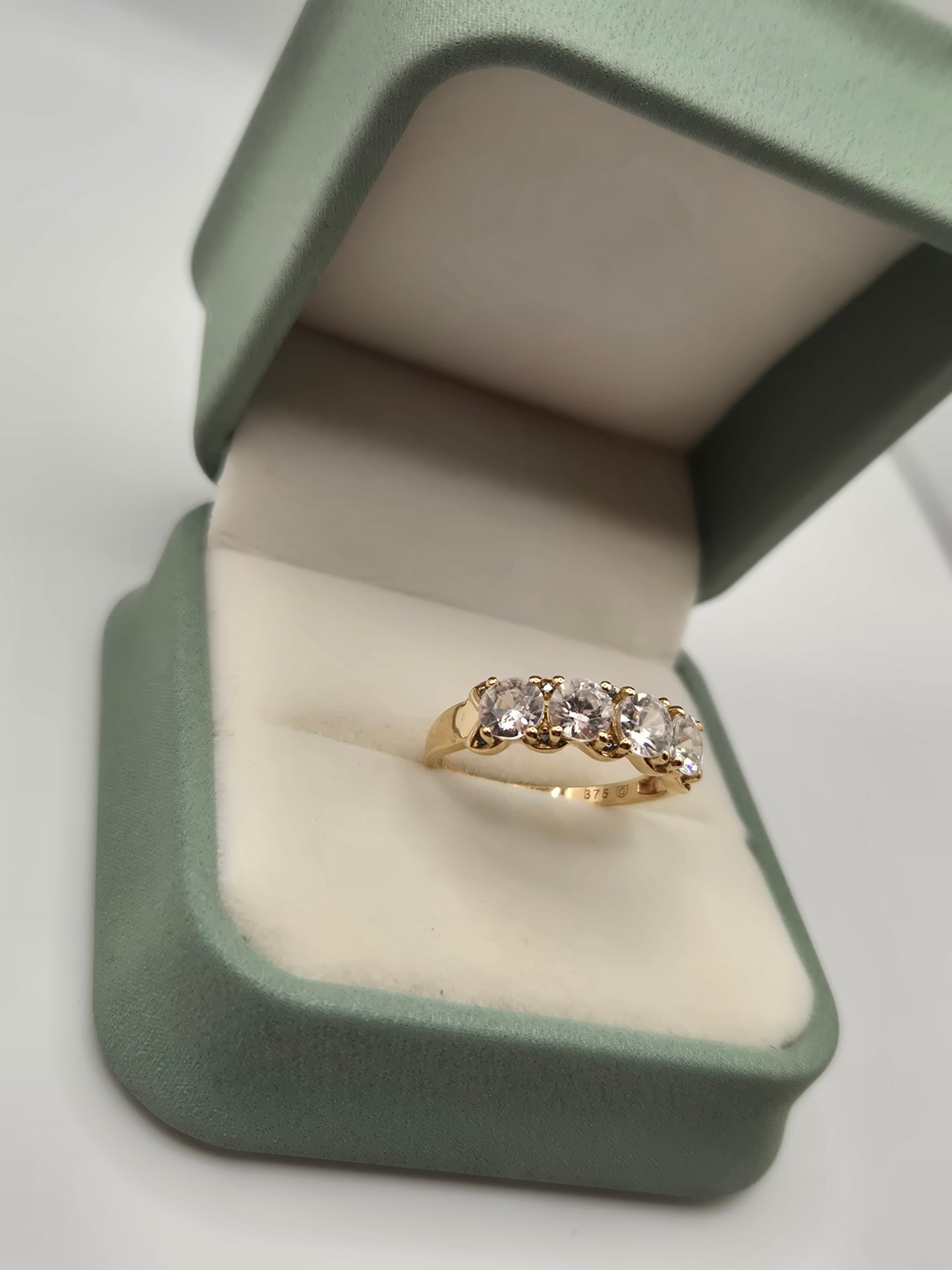 9ct gold white topaz ring