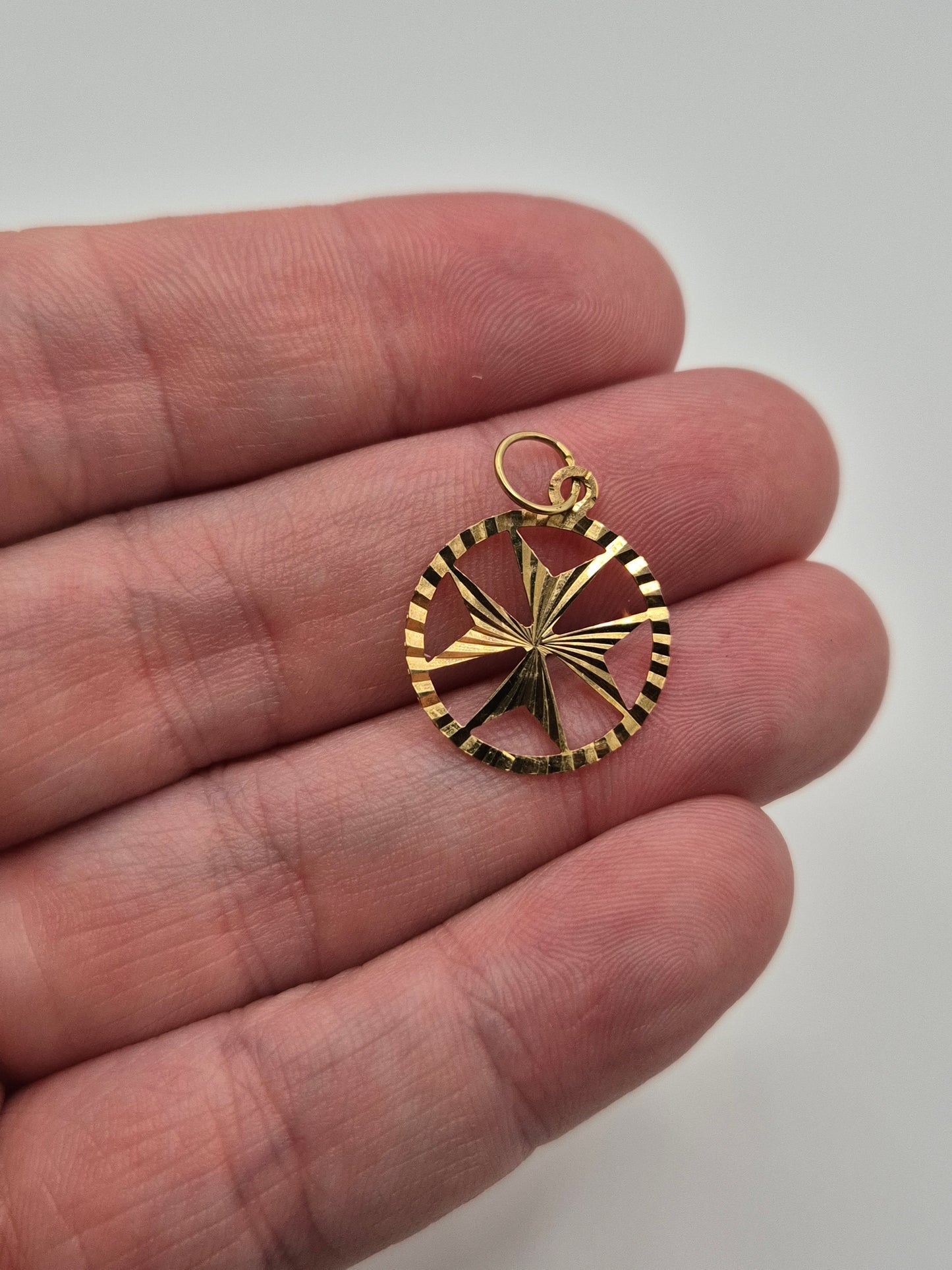 9ct gold maltese cross pendant