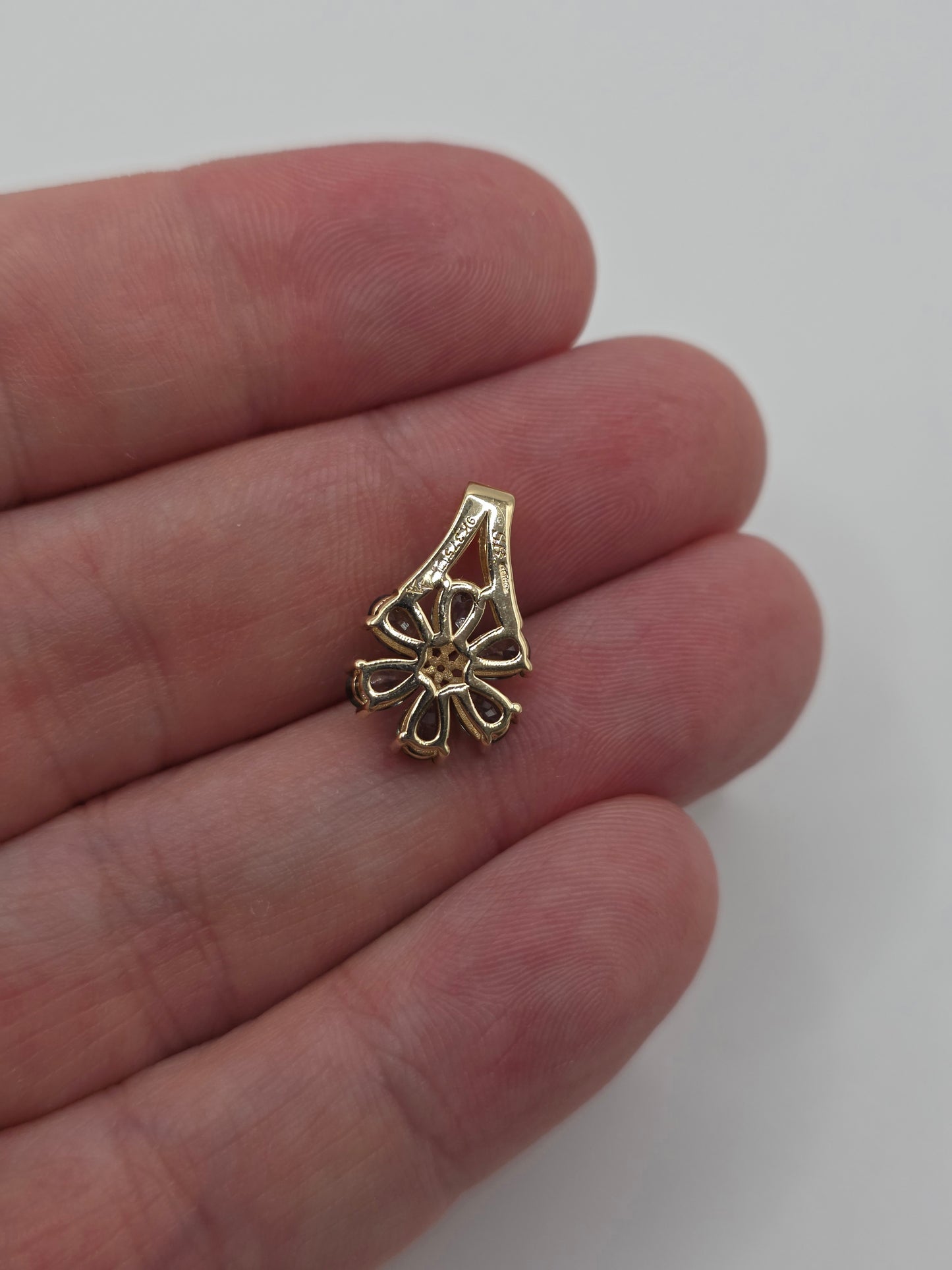 9ct gold sapphire pendant