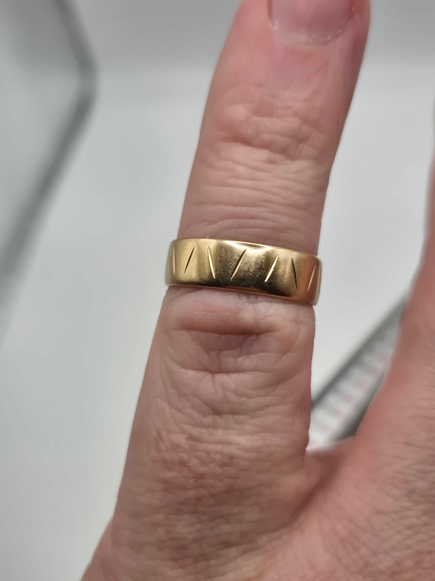 9ct gold engraved band ring