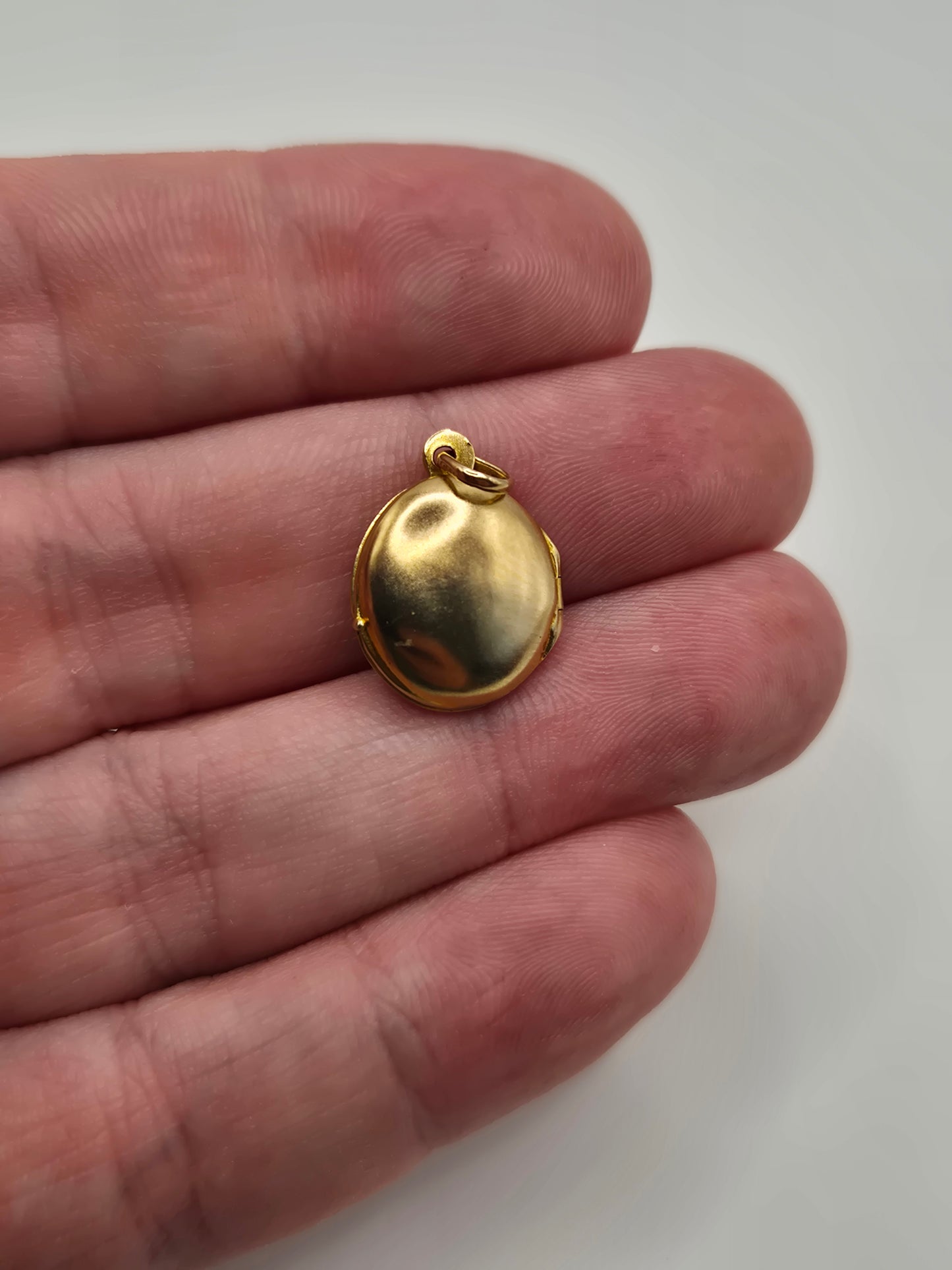 9ct gold locket pendant