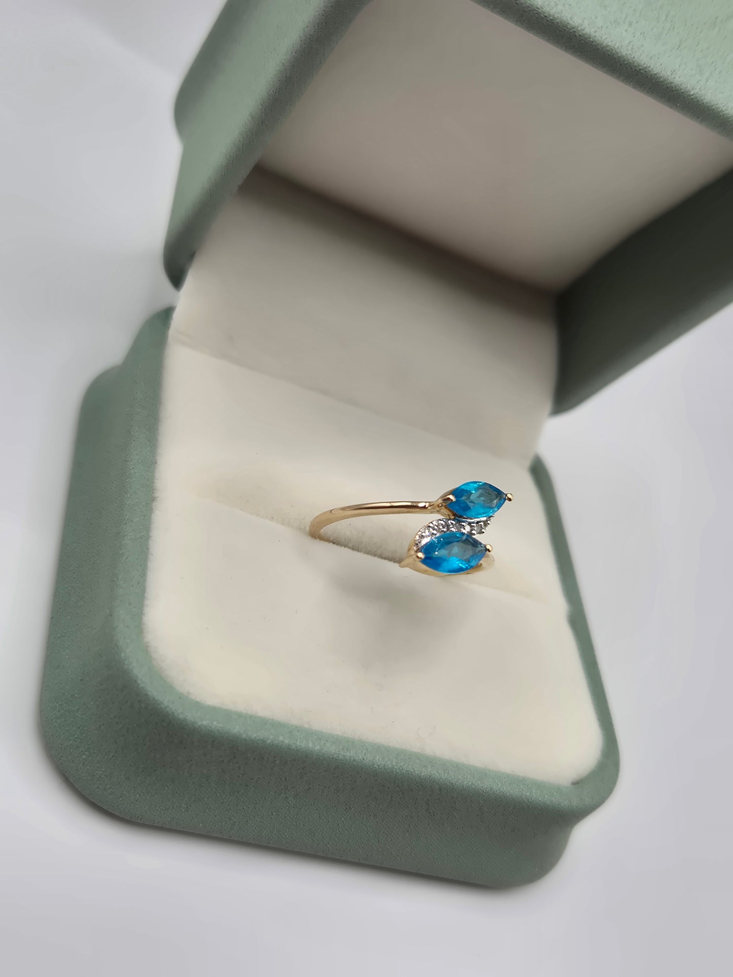 9ct gold topaz and diamond ring