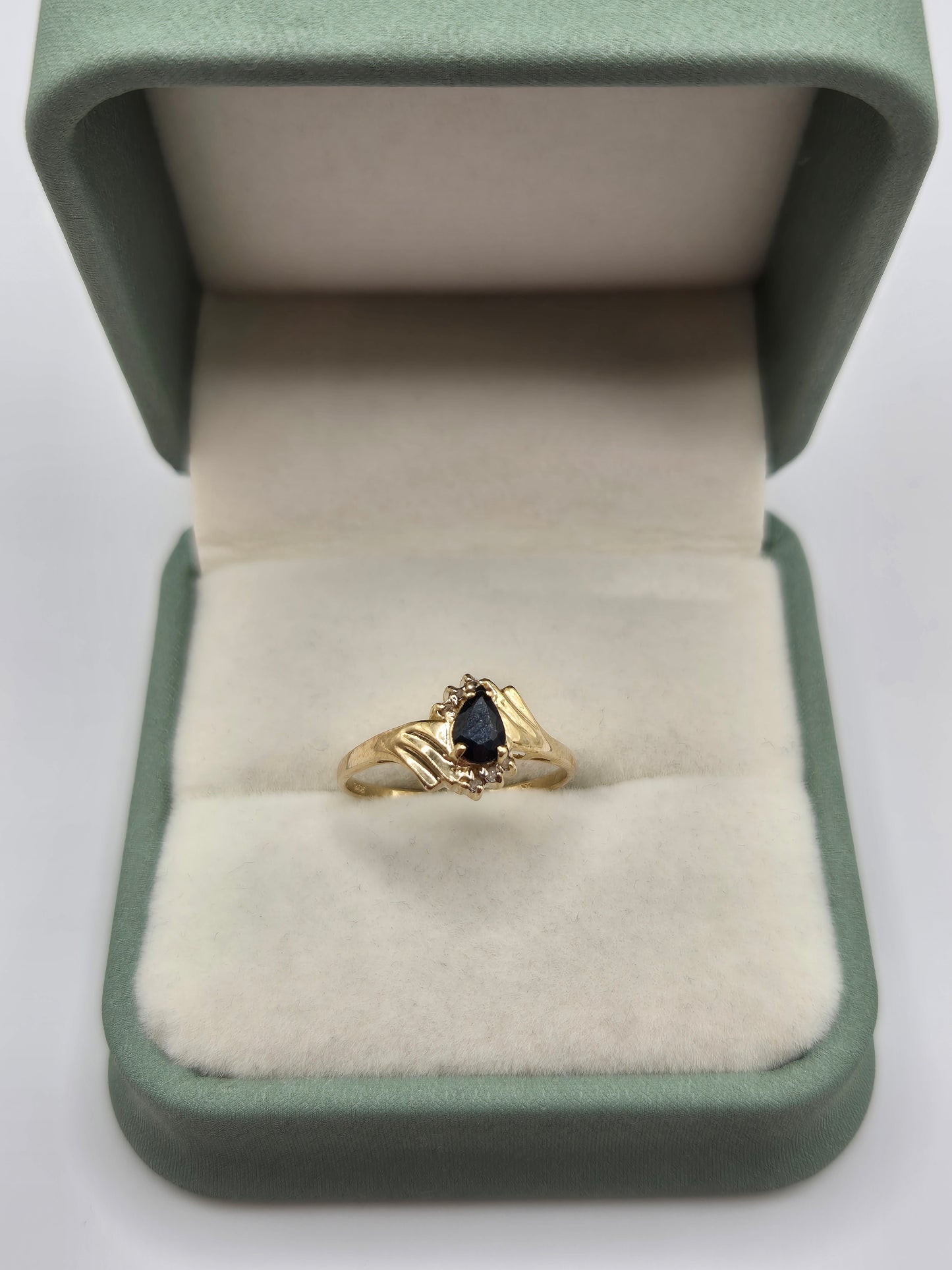 9ct gold sapphire and diamond ring