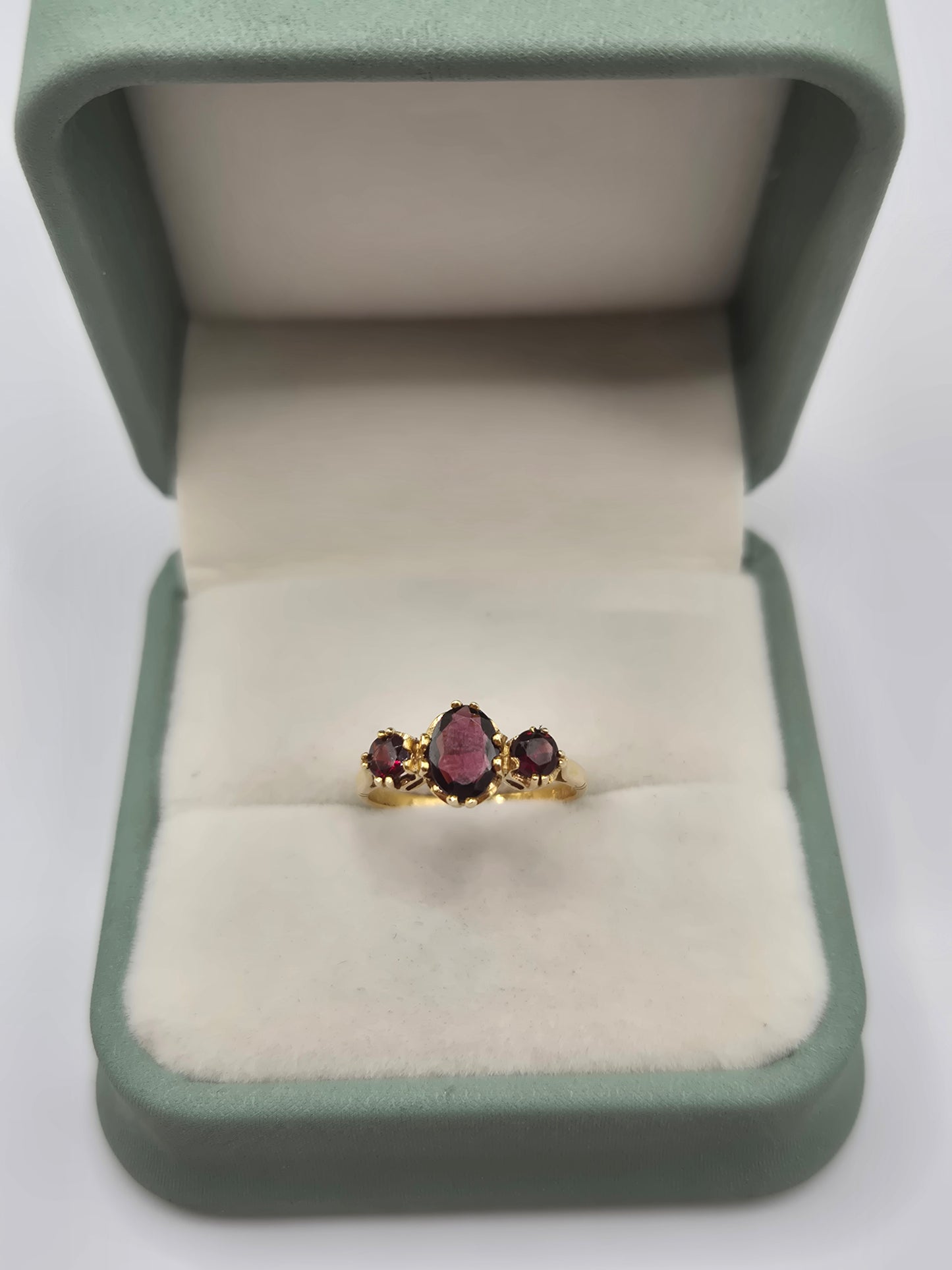 9ct gold garnet ring