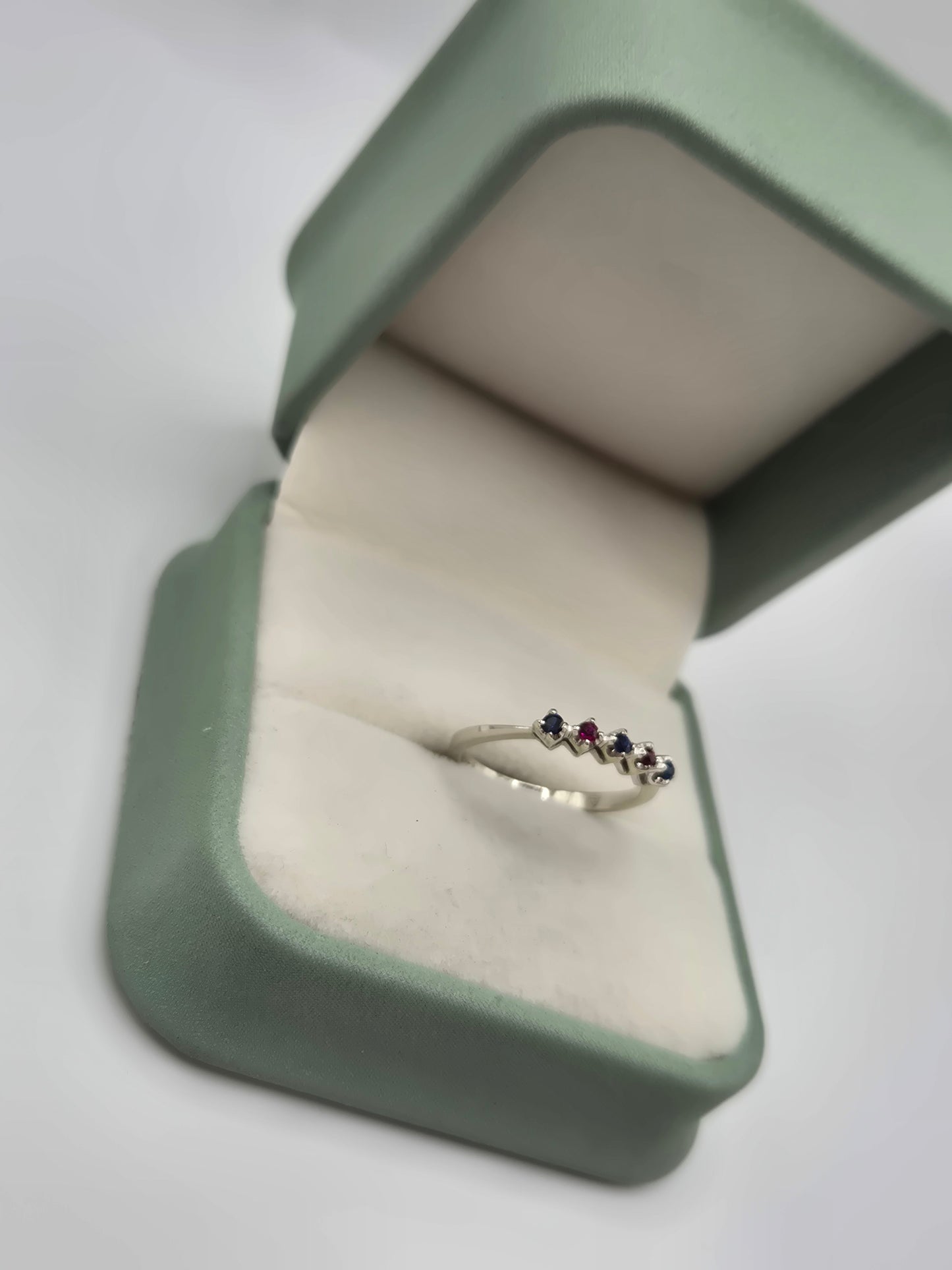 18ct white gold garnet and sapphire ring
