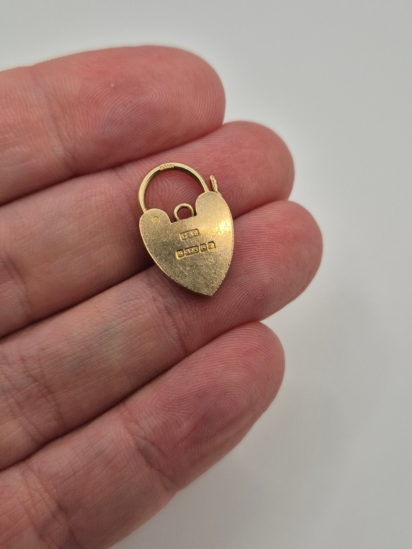 9ct gold padlock (14)