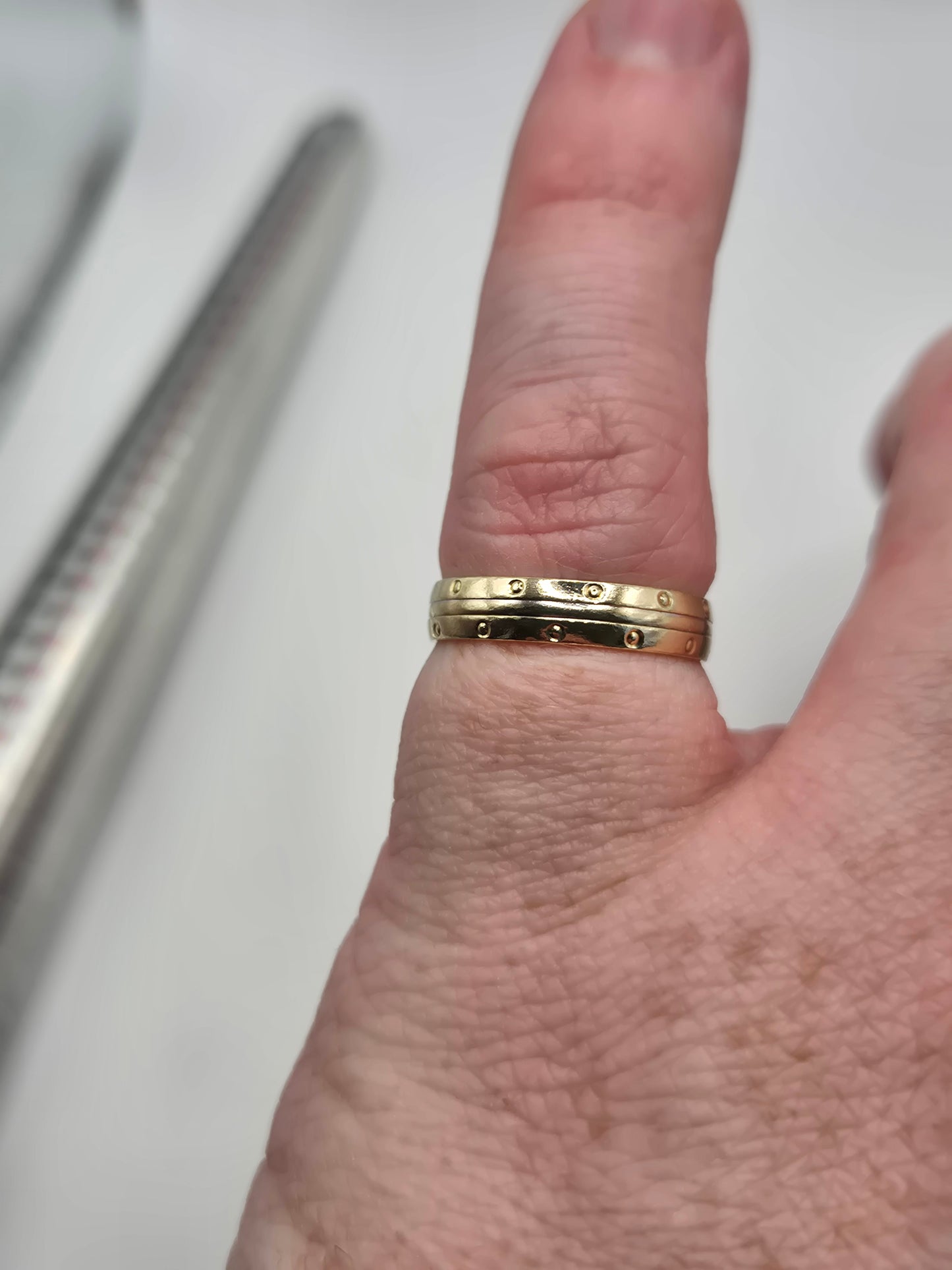 9ct gold patterned band ring