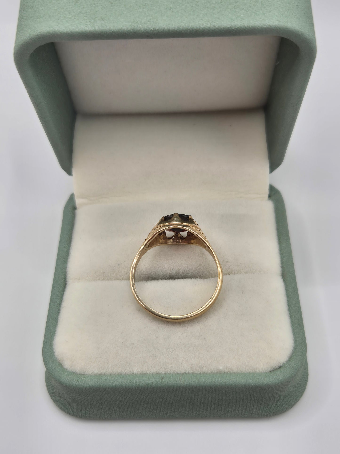 9ct gold garnet ring