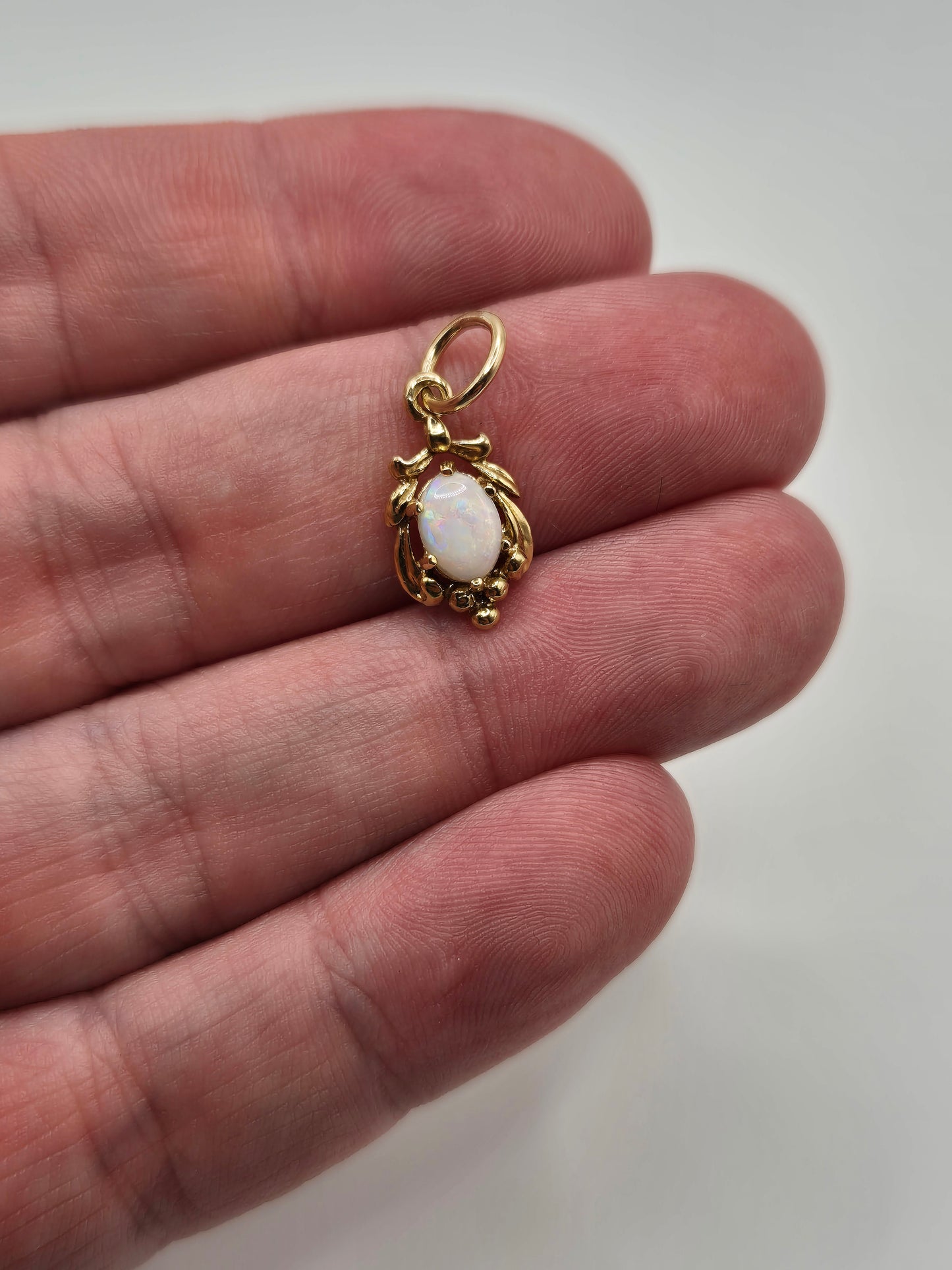 9ct gold opal pendant