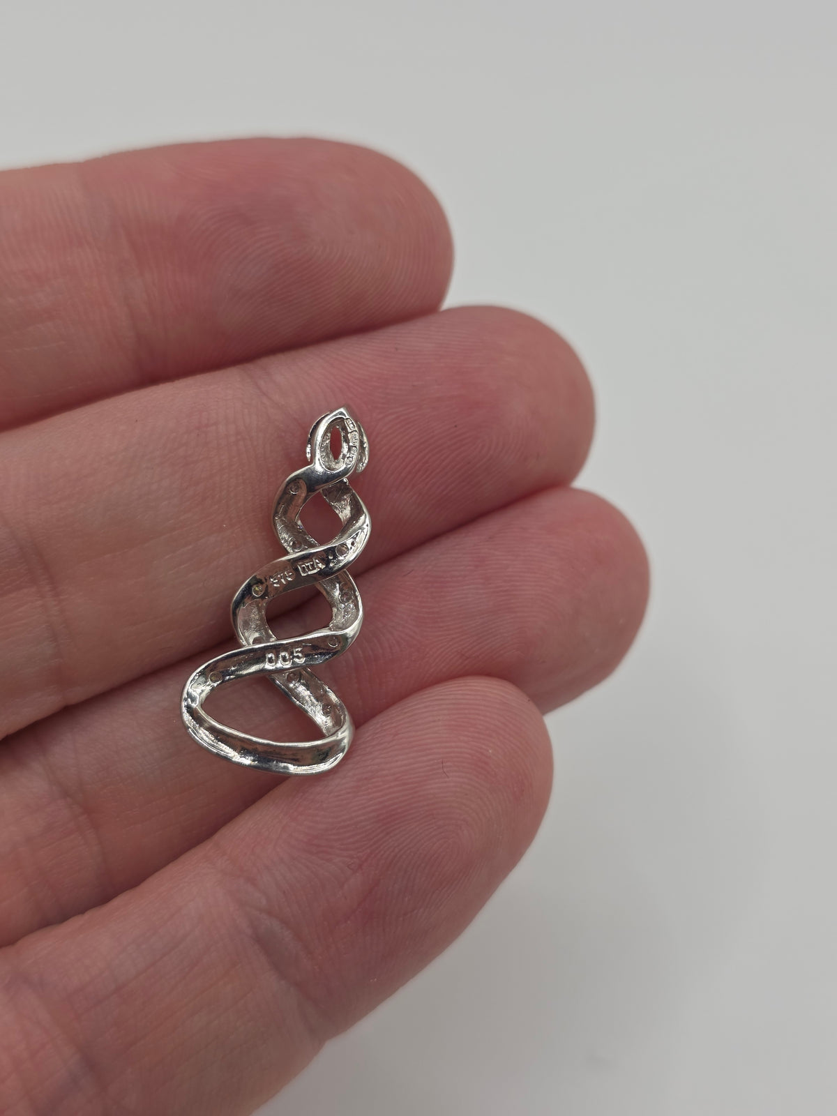 9ct white gold diamond pendant