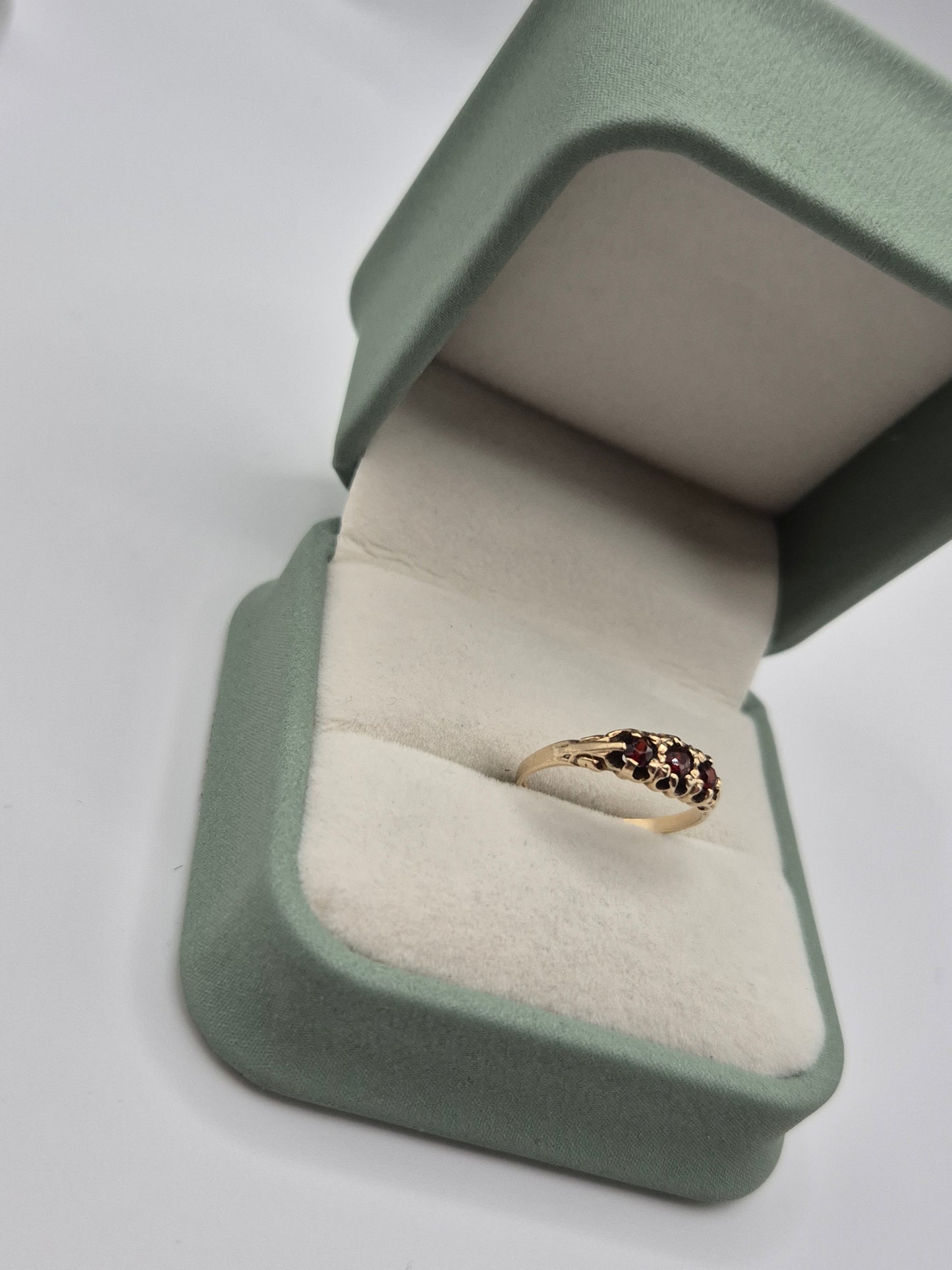 9ct gold garnet ring