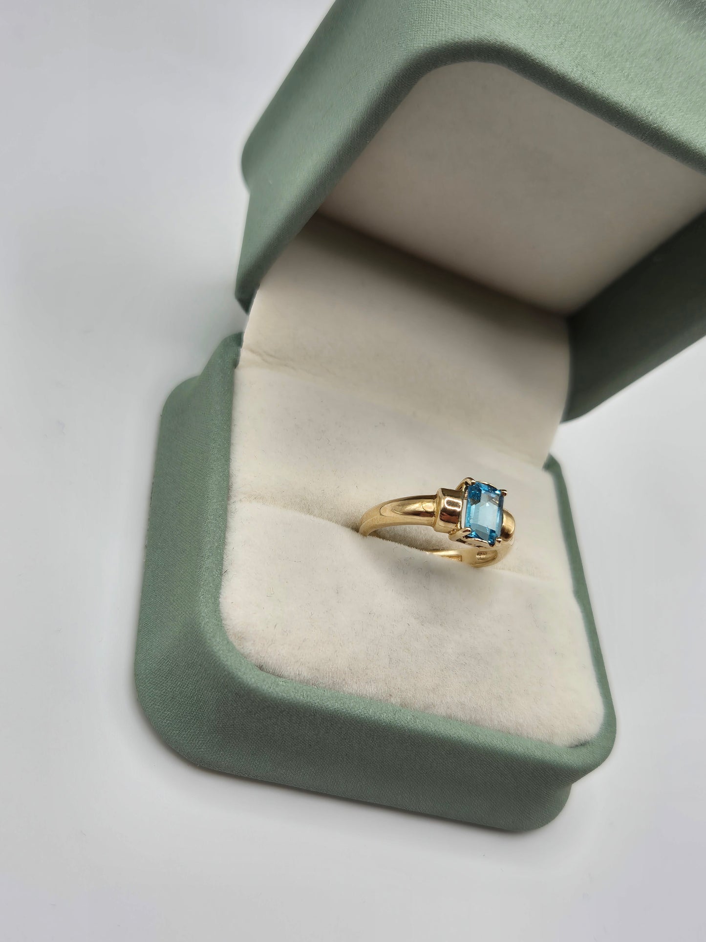 9ct gold topaz ring