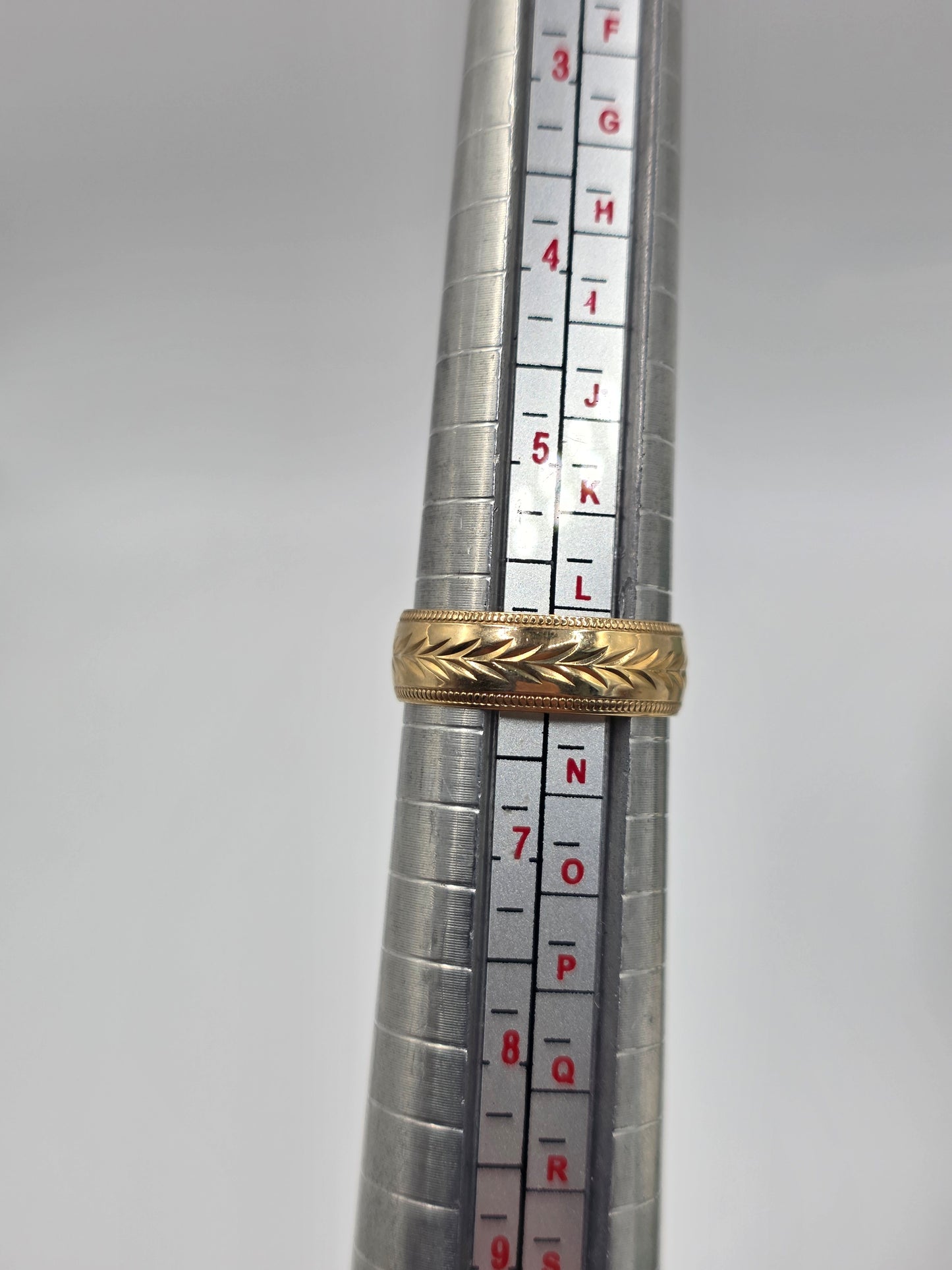 9ct gold patterned band ring